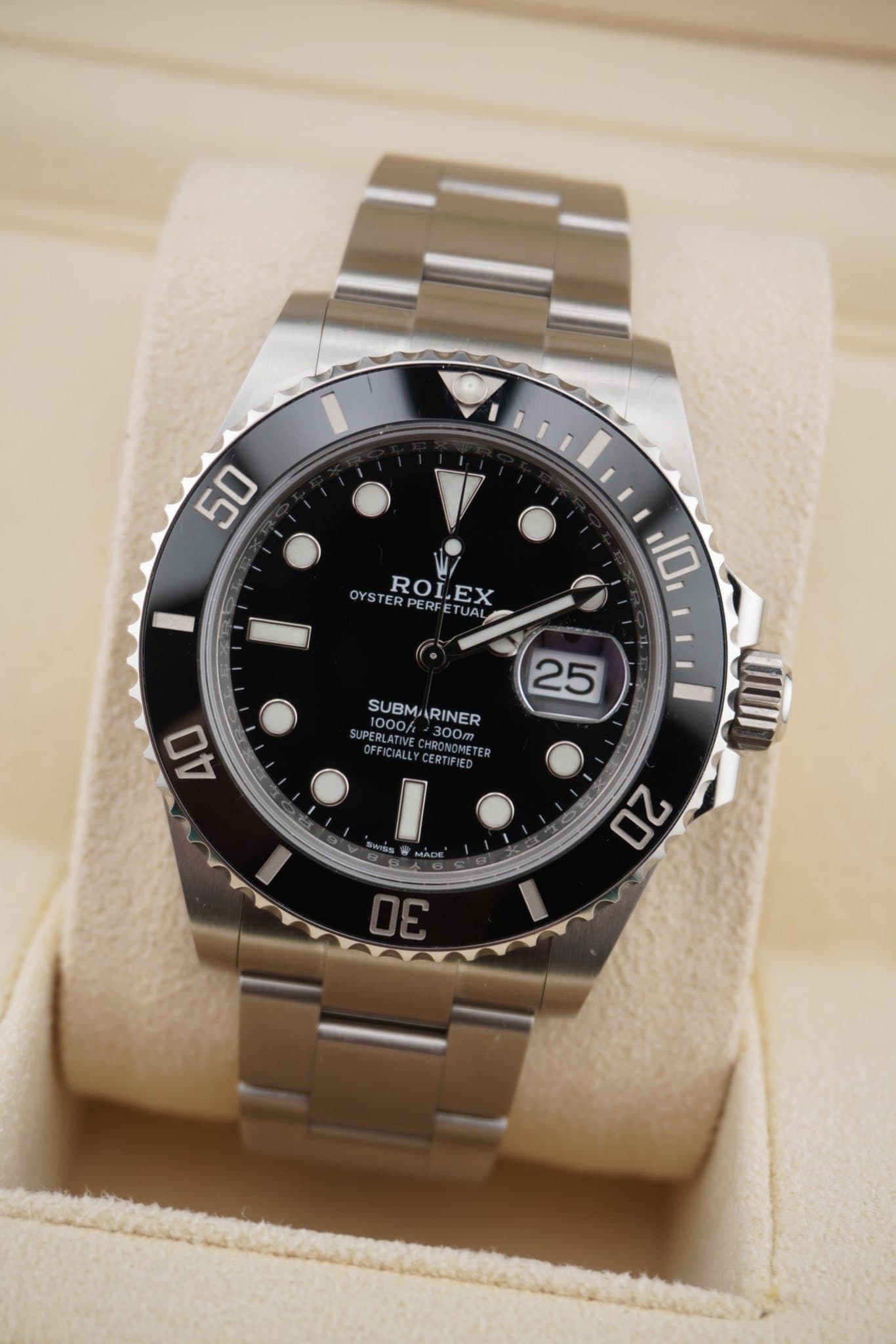 May be an image of wrist watch and text that says '50 OYST OYSTERPERFETUX STERPERFETUAL ROLEX ER ERFE ETU TUAL 10 SUBMARINER SUBM 1000/ SUBMARINER RINER 300m 25 40 20'