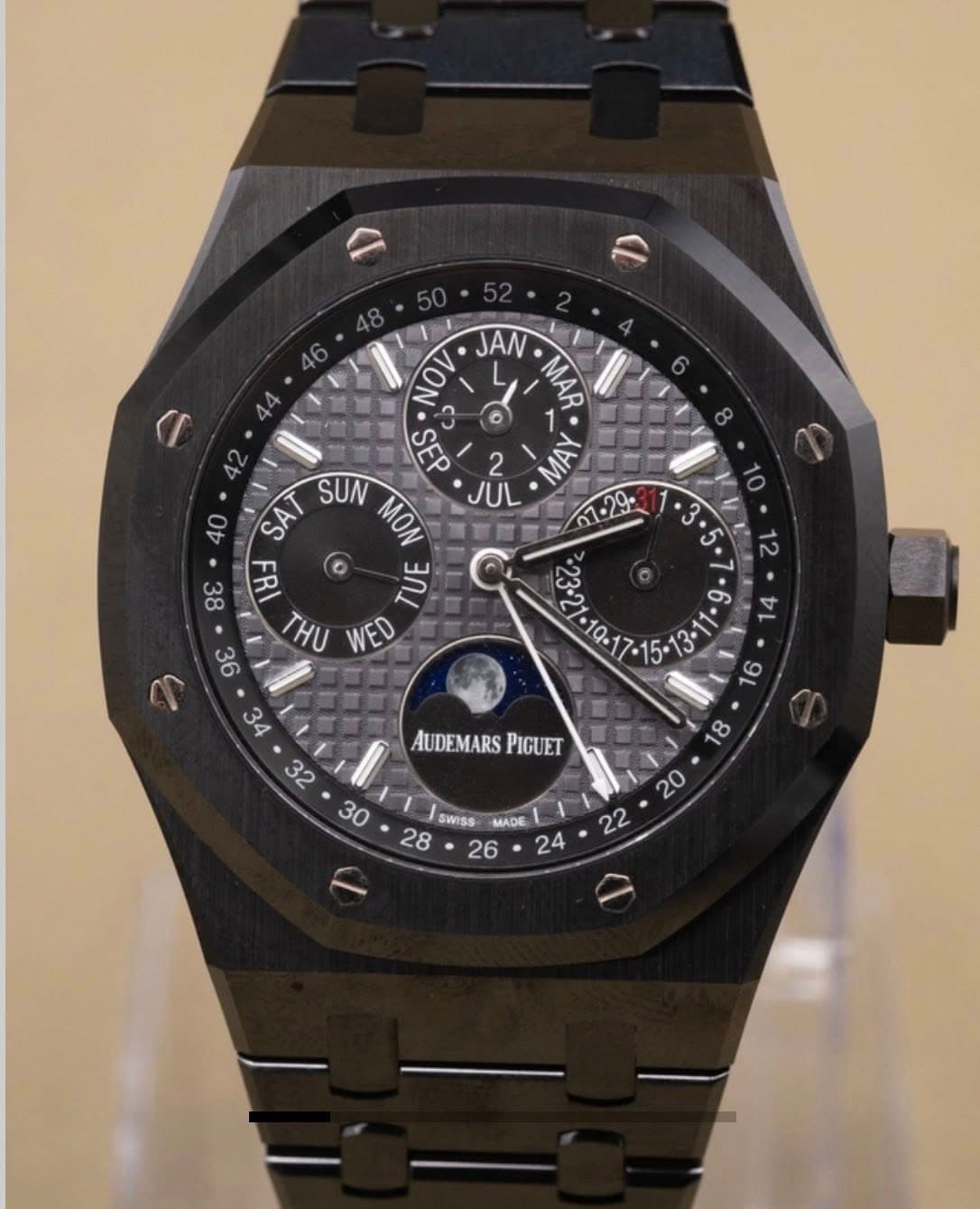 May be an image of wrist watch and text that says '۵ JAN Νν MAR ጻ S SEP 2 MA JUL io SAI SUN NON . O 38 FRI TUE THU WED גלליו-1 جه. AUDEMARS PIGUET 18 SWISS MADE '