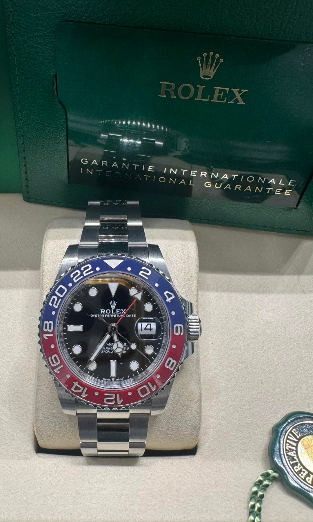 May be an image of wrist watch and text that says 'FO GARANTIE IN INTERNATIONALE ONAL INTERNATIONALE GUARANTEE GUARANT 2 22 20 ROLEX EX ROLE OVaT 9PEHPETИ DATE 4 18 14 ICMAL CS…