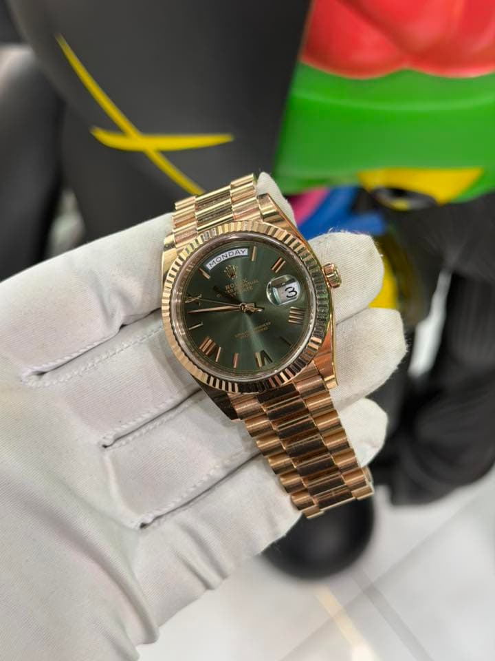 May be an image of wrist watch and text that says 'MONDAY ส က က I U'