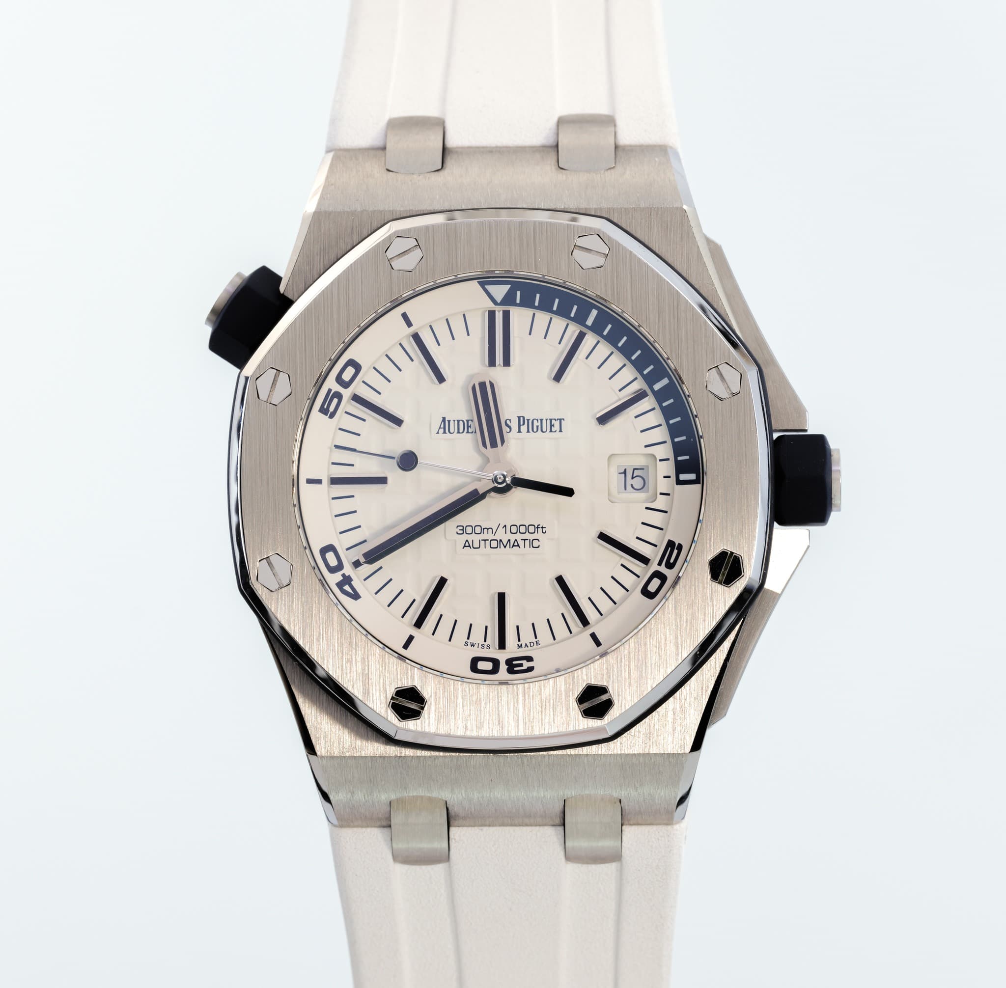 May be an image of wrist watch and text that says '50 5 me/ AUDE. PIGUET លរ O 15 300m/1020: 1000t ALT MT ΗΤαΜΑΤΙ 307m/1000 TE 01 C O 4G 20'