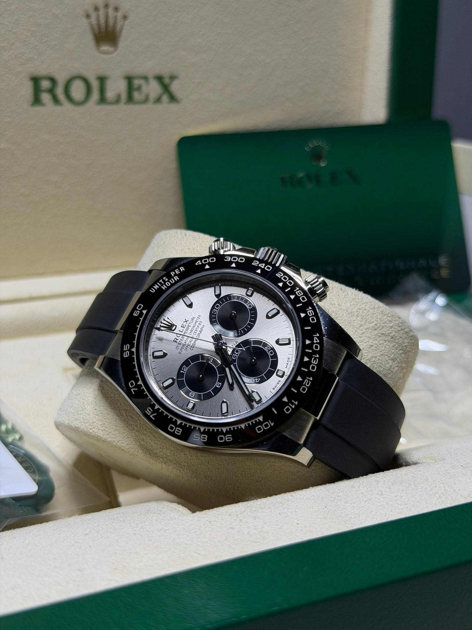 May be an image of wrist watch and text that says 'ROLEX H D い'