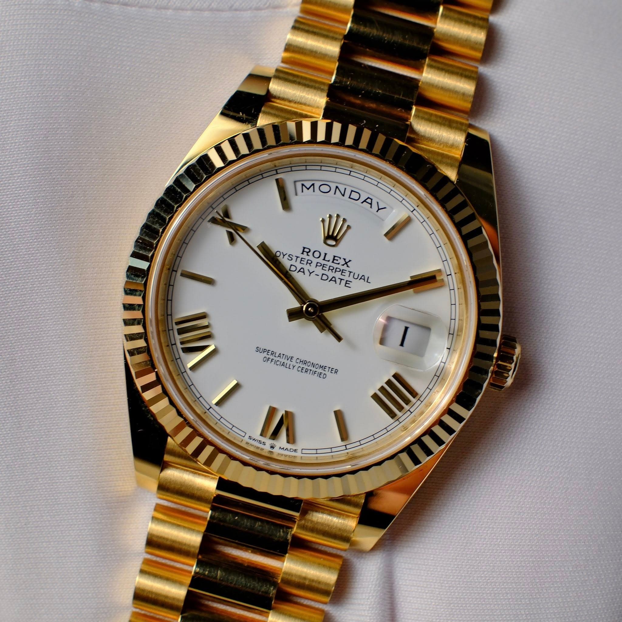May be an image of wrist watch and text that says 'MONDAY W OY OYSTROLEX STERPERE ROLEX YSTERPERPETUAI EX DAY OYSTER RPERPETI -DATE UAL VIII SUPEOLATIVE SueeIRLE/ OCEIALAY…