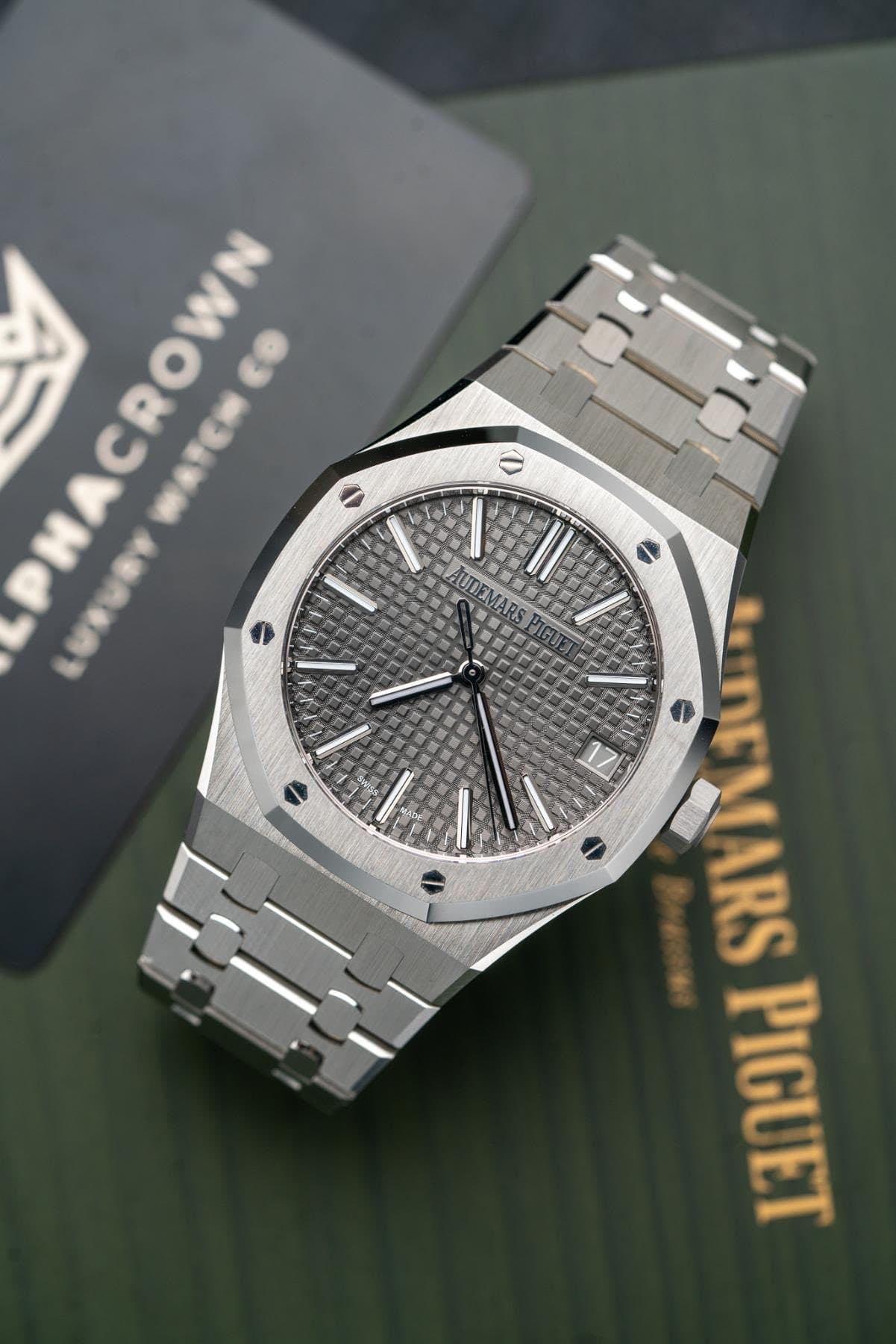 May be an image of wrist watch and text that says 'CROWN LPHACROWN cO WATEH LUKUBY AUMEMARS 4y CORASS ju AAS aU CUE PIGUET'