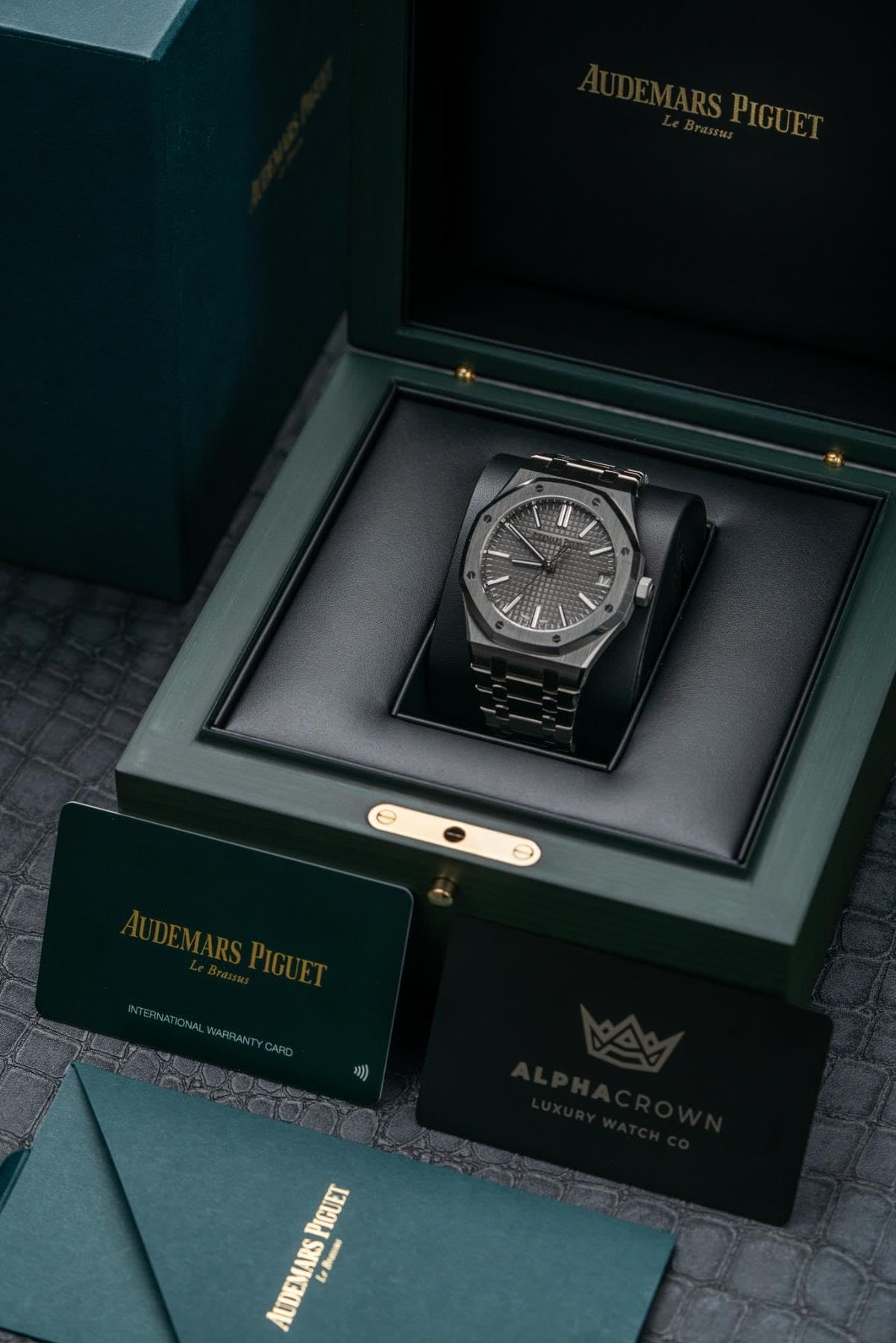 May be an image of wrist watch and text that says 'PIGUET IUDEMARS AUDEMARSPIGUET MARS khn'
