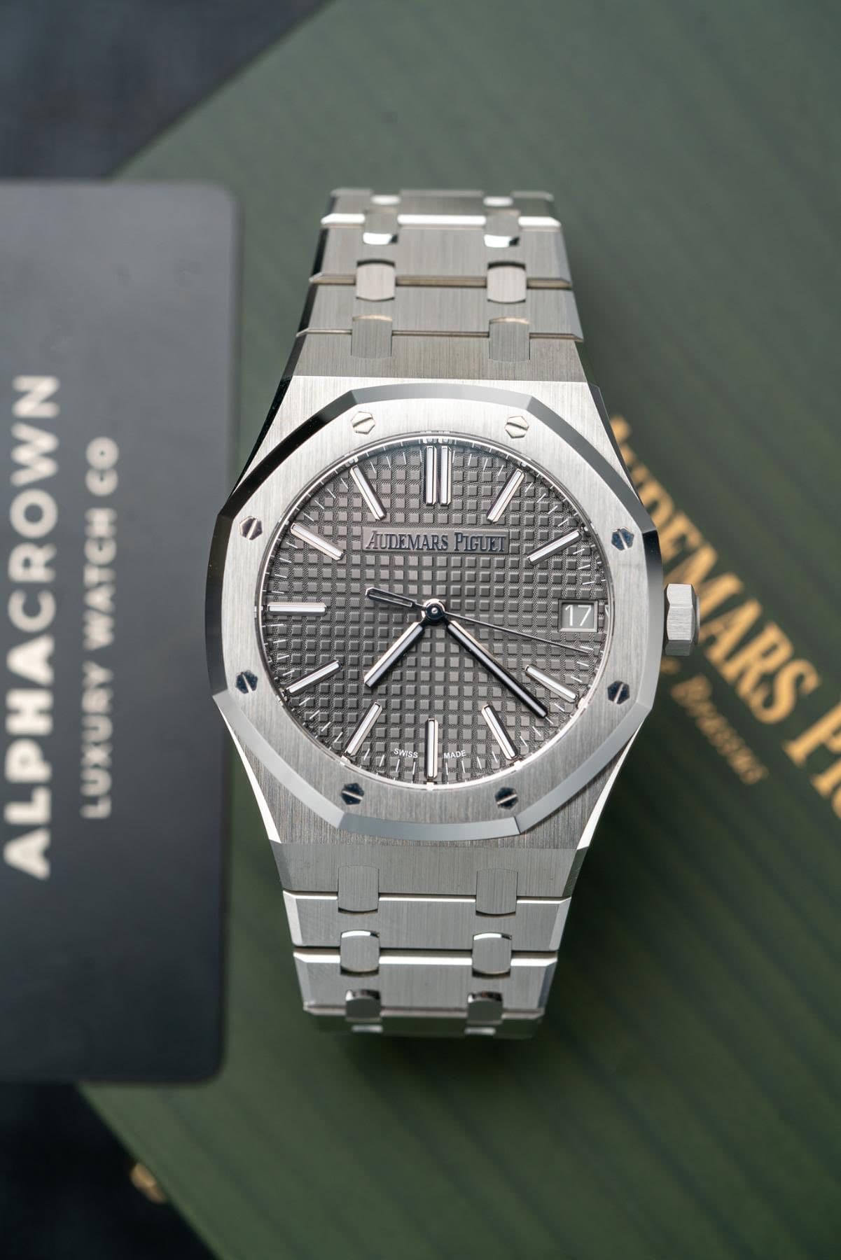 May be an image of wrist watch and text that says 'AUDEMARS AUDEVARSPIGUET PIGUET CRC ALPNACRIMCO ALPHAC WATCH LUXURY UKURYWATCNCO cO AEMARS ARS'