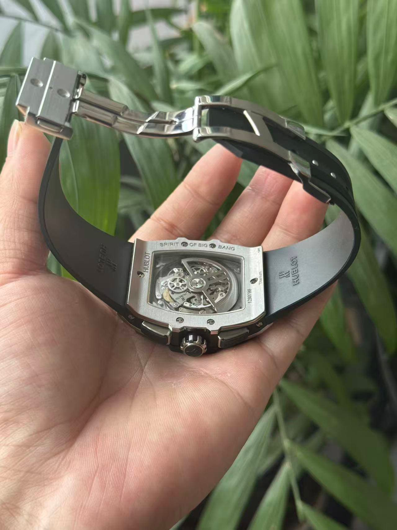 May be an image of wrist watch and text that says 'OF e10 BIG ® BANG SPIRIT 3 اي HUBLOT ® HY וחדרפ Va 系 98L0RE1'