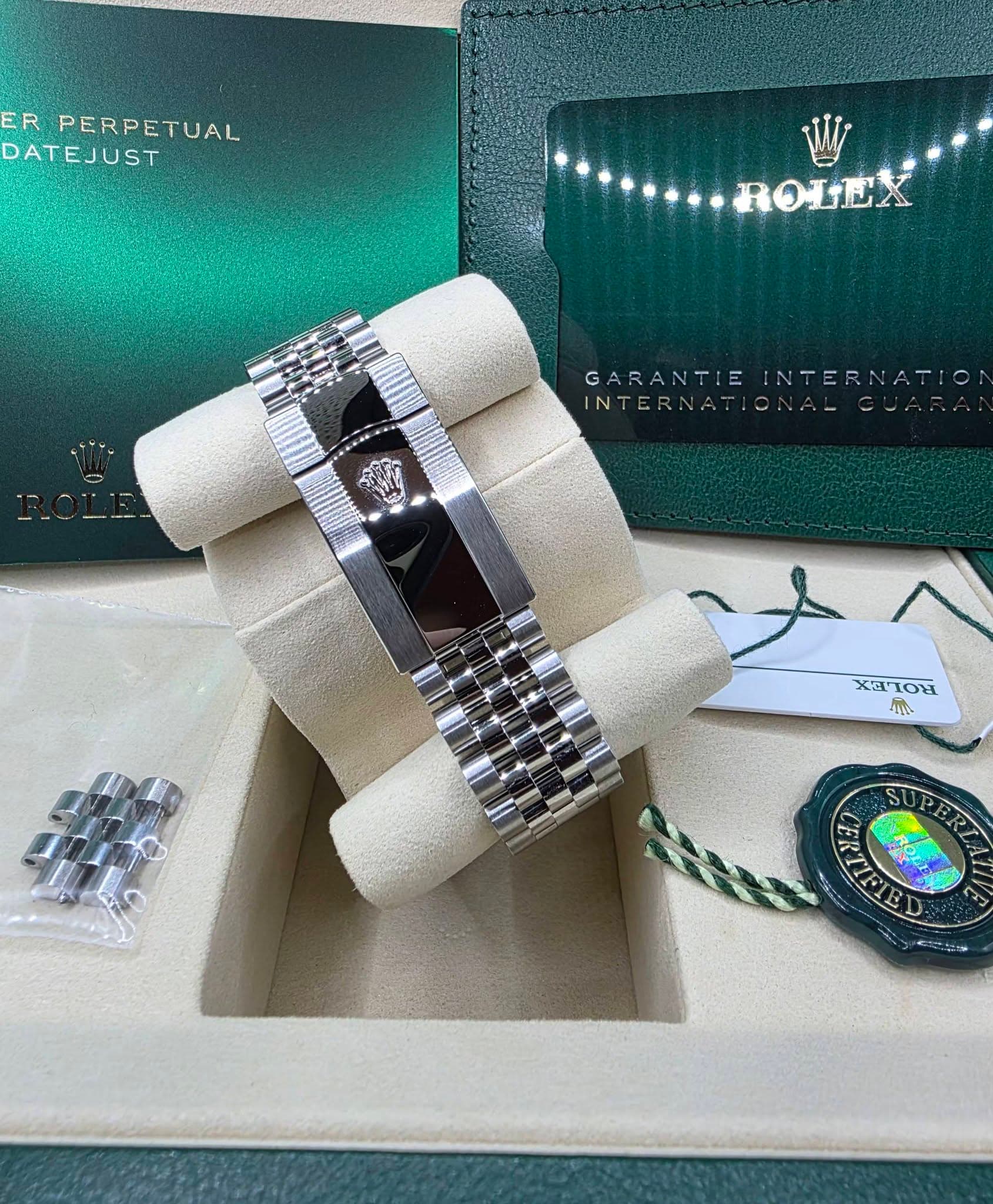May be an image of napkin ring, jewelry and text that says 'ER PERPETUAL ATEJUST ROLEX GARANTIE GARANTIEINTERNATIO INTERNATIO INTERNATI ONA- INTERNATIONAL GUARA. XATOH HOH XS I'
