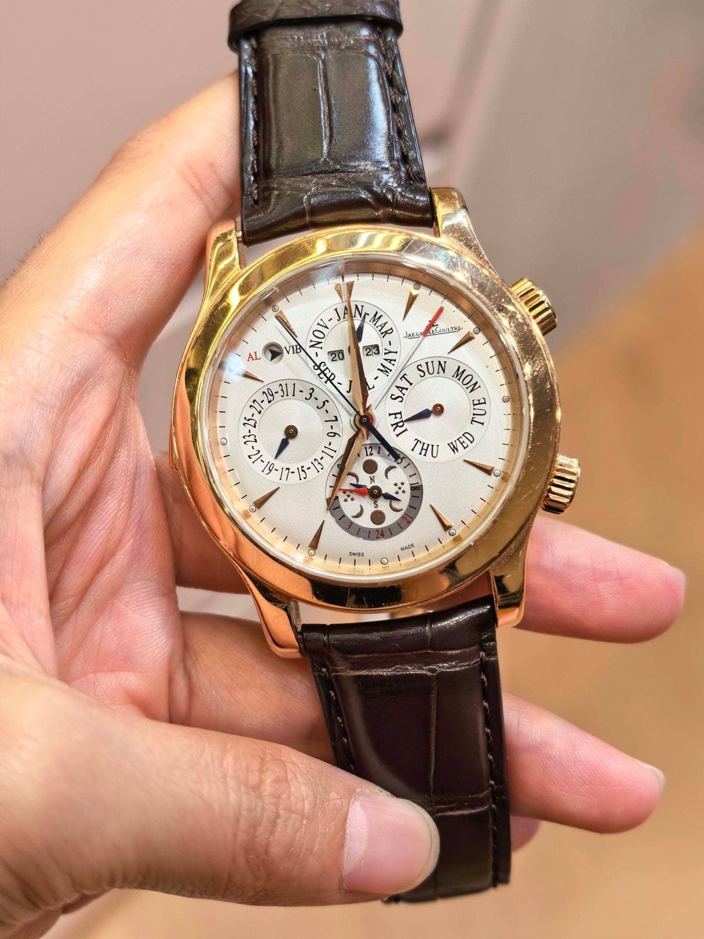 May be an image of wrist watch and text that says 'ب AL كمید COE م 10V VIB 20 SEP ل ح SAT SUN MON 4 TUd THU ብ 1 مسله ١/٠ I 1- 15-1 مي 20 0 x ٥ e G v2 Draz MRA O'