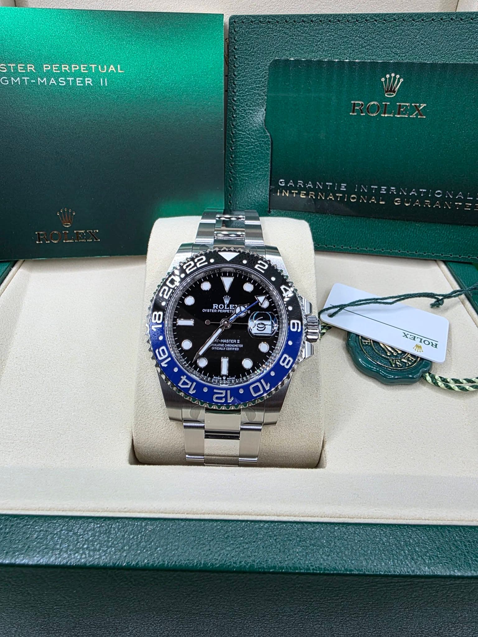 May be an image of wrist watch and text that says 'STER PERPETUAL MT-MASTER || GARANTIE INTERNATIONALGWAR INTERNATI 2 OYSTER ROLE OLE iB PHOTETE HOON ر 12 XOTOH 4 8 10'