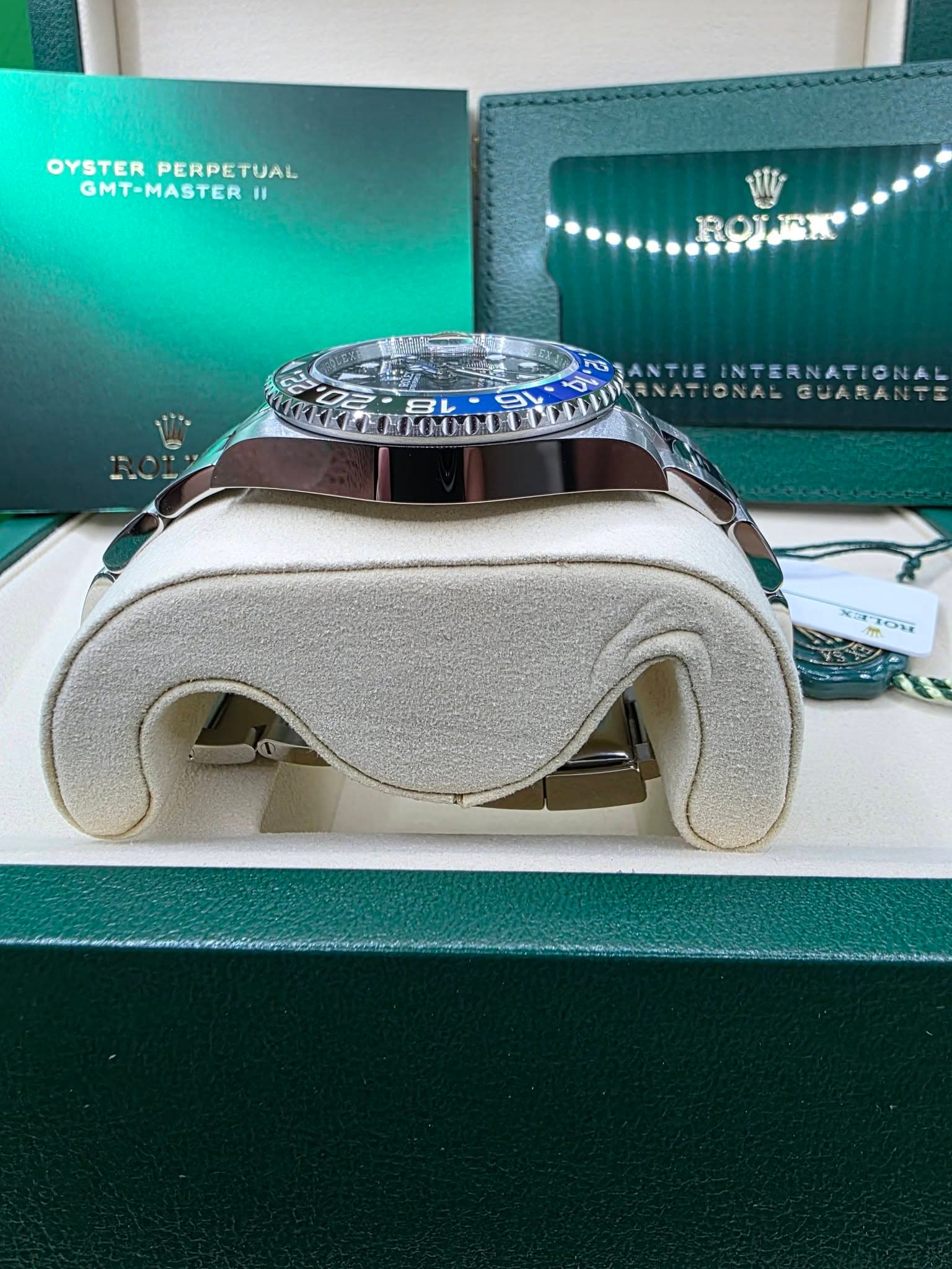 May be an image of wrist watch and text that says 'OYSTER OYSTERPERPETUAL PERPETUAL GMT-MASTER " INTERNATIONA IONAL ANATIONAL GUARANT सরरठ XSOR NSE A m LOSE -'