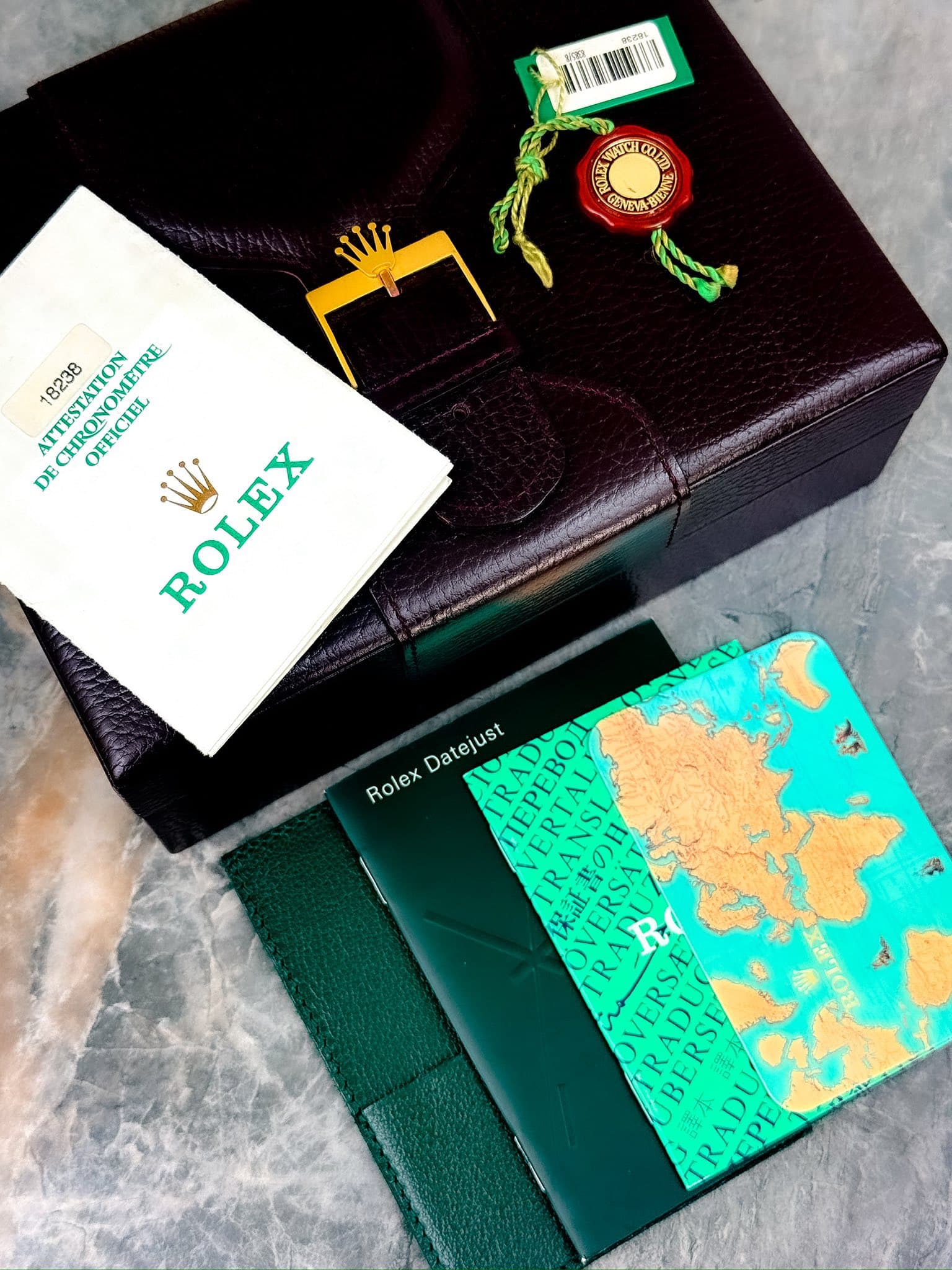 May be an image of wrist watch and text that says 'HATC 02/0 GENEVADY ATTESTAT PSCIEL OFFICIEL ΡΟΙΗΣ W ROLEX 18238 TTESTATION CHRONOMETRE AETRE DE Datejust nEPEBO PEBO, Rolex TRAD…