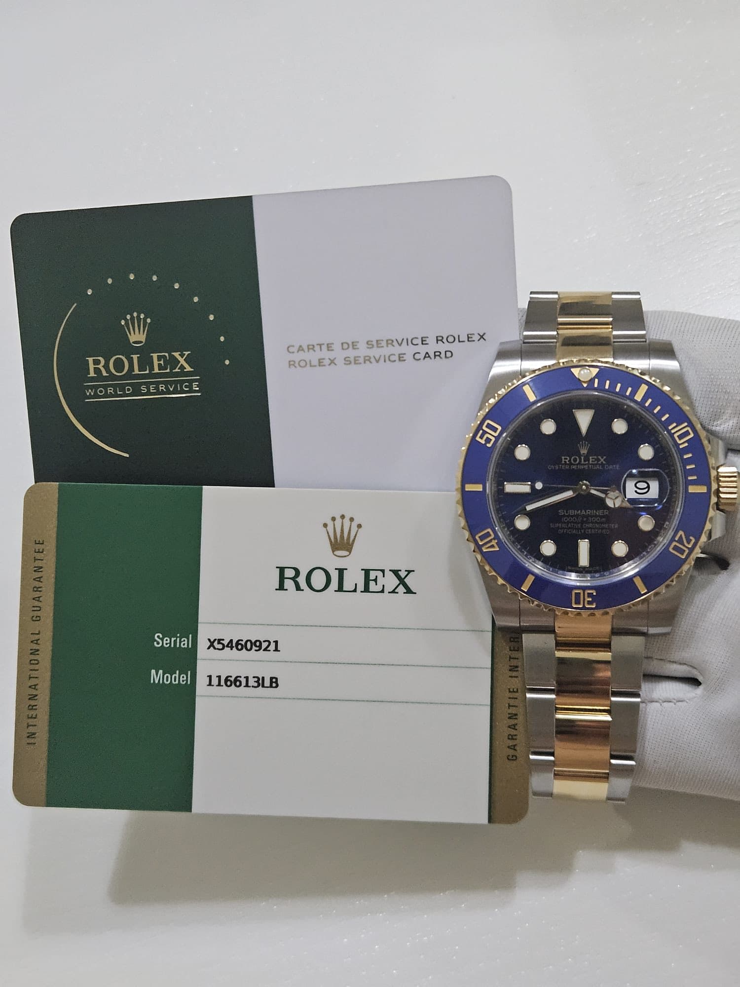 May be an image of wrist watch and text that says 'ROLEX WORLDSERVICE SE WORLD DSERVICE CARTEDESERVICEROLEX CARTE DE SERVICE ROLEX ROLEXSERVICECARD ROLEX SERVICE CARD முட ROLEX…