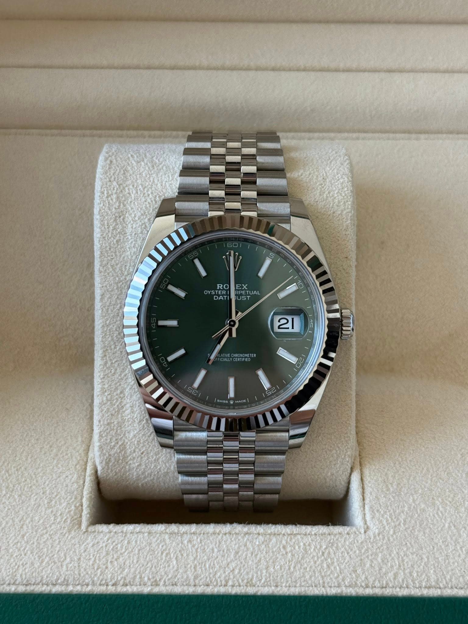 May be an image of wrist watch and text that says 'RO DATI 21 CI mu II ወ'