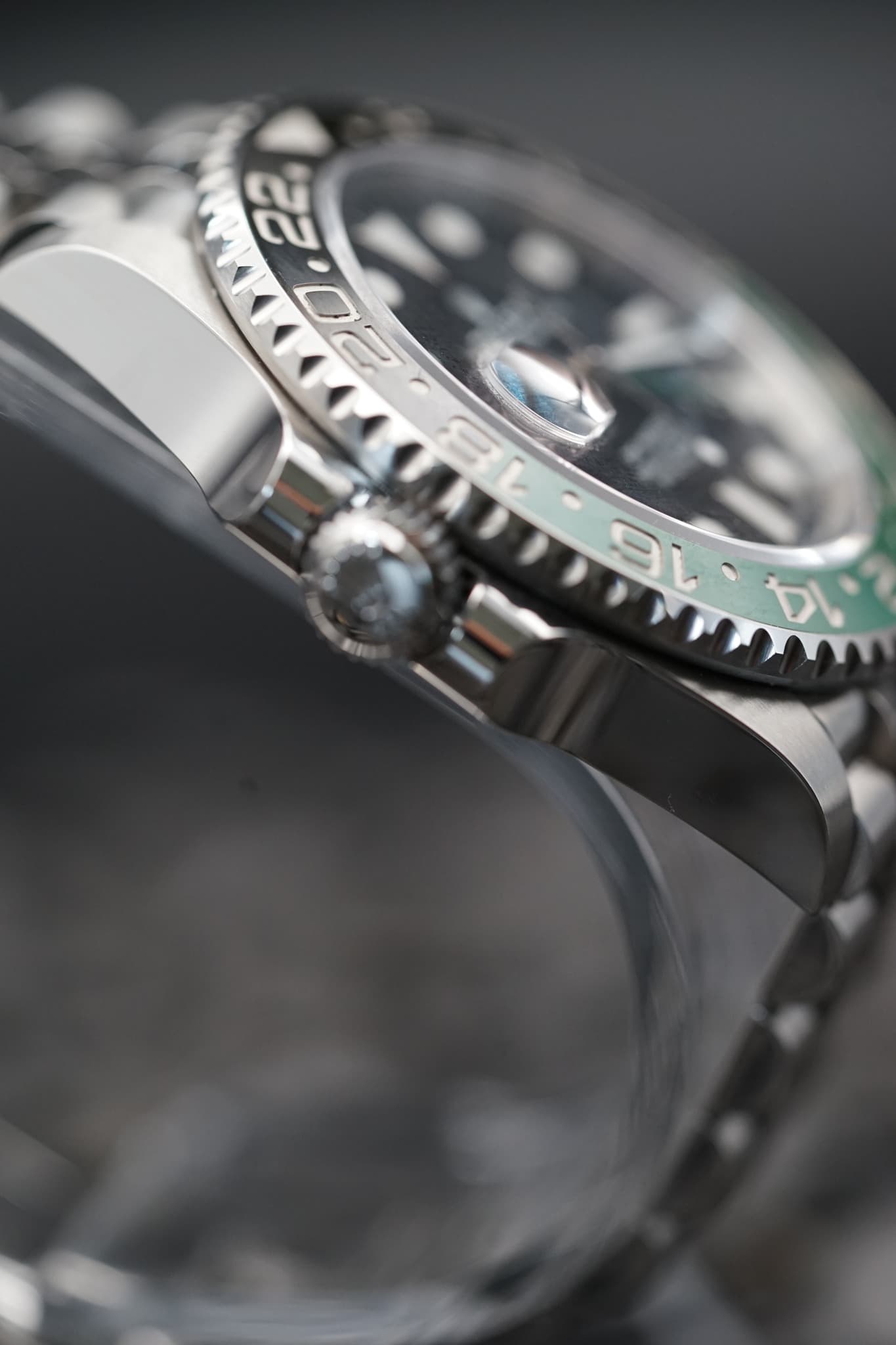 May be an image of wrist watch and text that says 'בסי02 22, タいが す 9L'