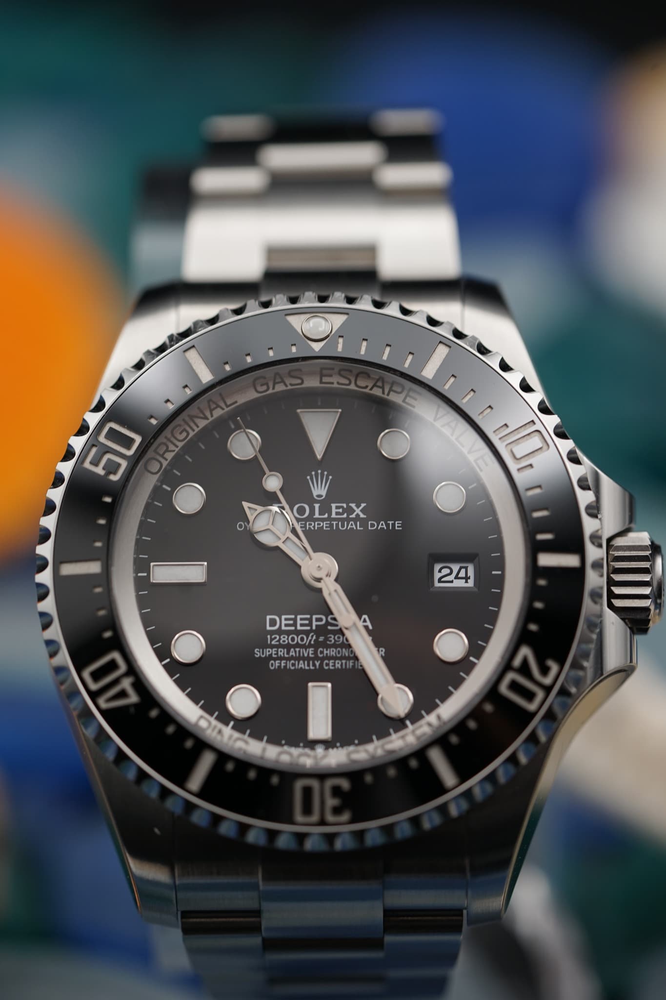 May be an image of wrist watch and text that says '7 1 1 50 E VALVE 10, ROLEX ERPETUAL TUAL DATE E RPE 24 DEEPS A 2800/t SUPERLATIVE SUPERLATIVECHRONG CHRON OFFI OFFICIALLYCERTI…
