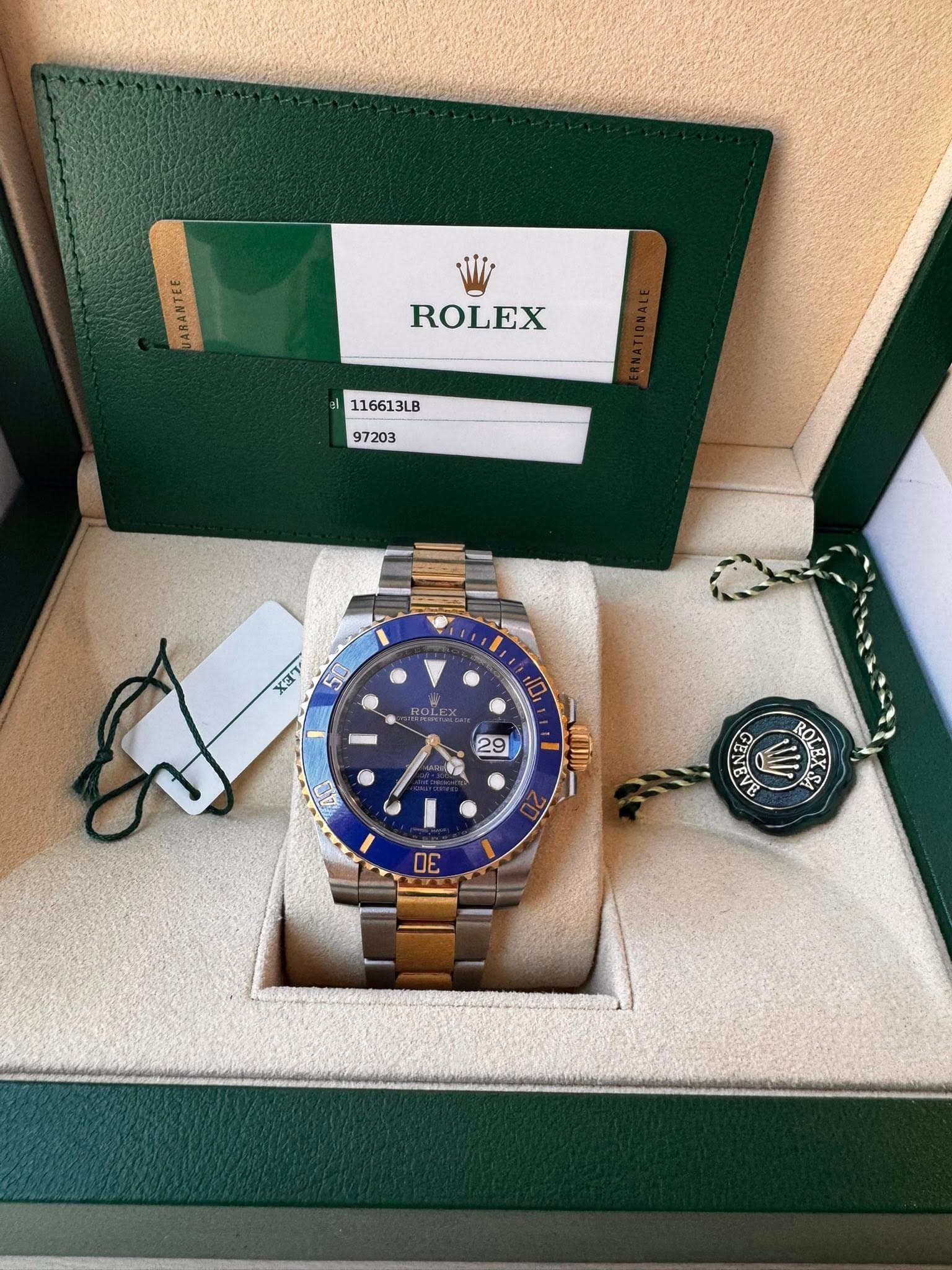 May be an image of wrist watch and text that says 'AHANTEE ROLEX 116613LB 97203 አ3ግ 50 - 29 森 AB GENEVE Sジ WI ROLR ROLEXS DE'