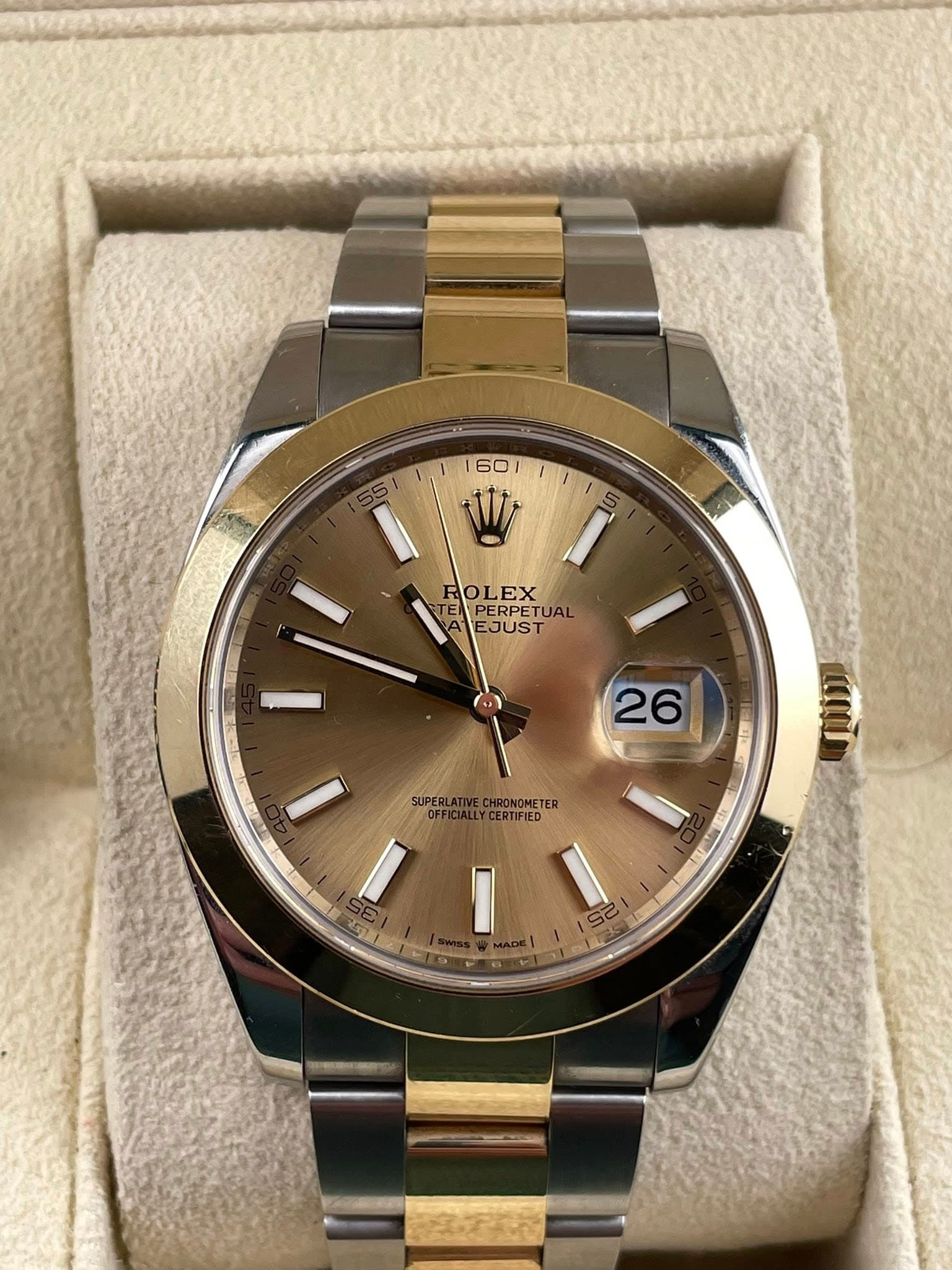 May be an image of wrist watch and text that says '55/ 601 W PERPETUAL ROLEX OL OLEX EX PERPETUAI EJUST 26 M0 ERTIFIED (พถนิต'