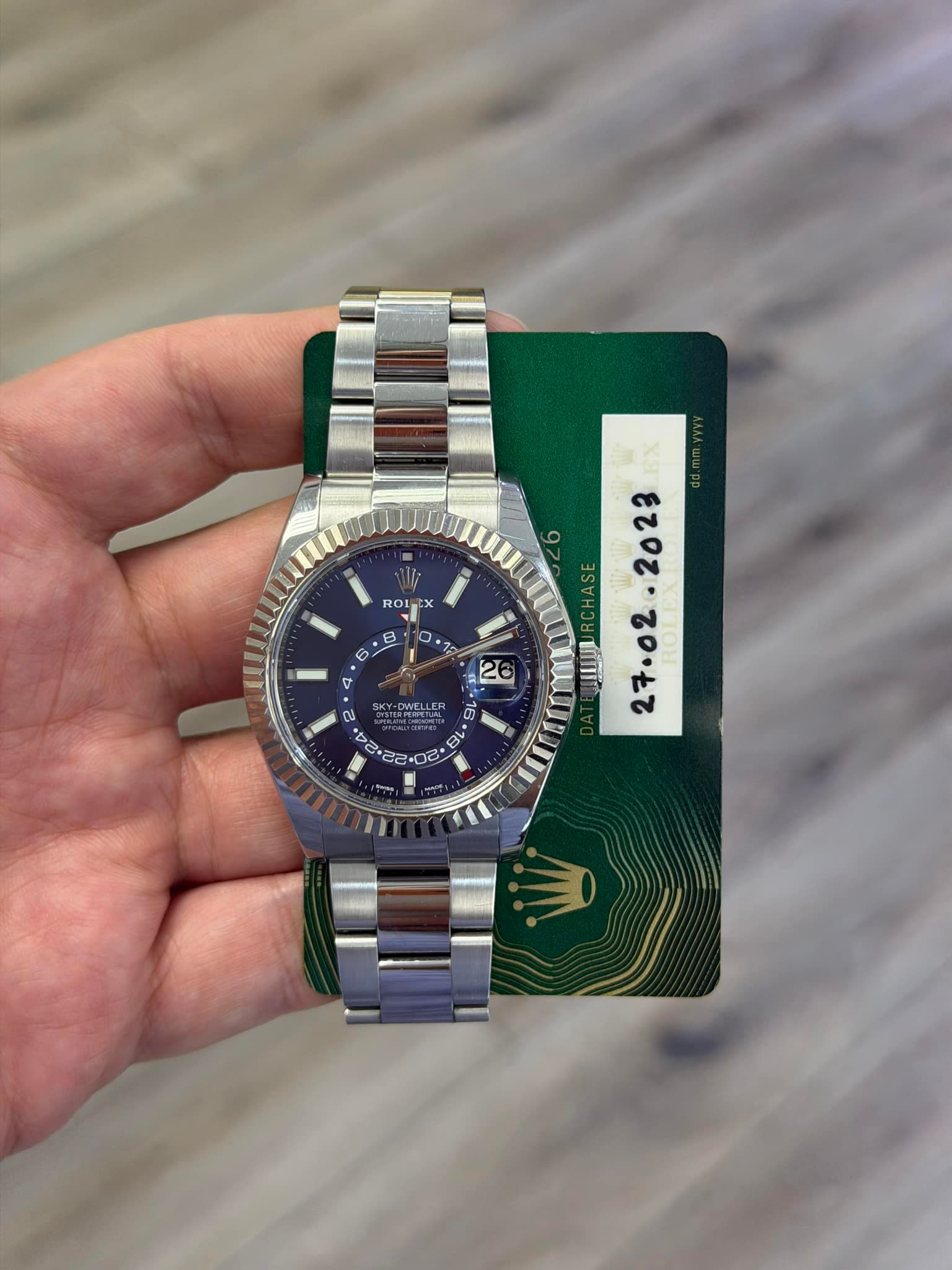 May be an image of wrist watch and text that says '211 R01 AA E 10 0 0 EX AлAwwpp 9 RCHASE W! . SKY Y-DNELLE ญู่ U 闪 D2.2B o BL'