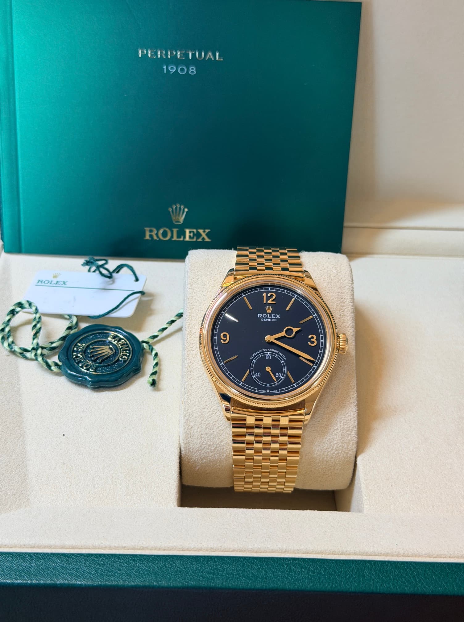 May be an image of wrist watch and text that says 'PERPETUAL TUAL 1908 ROI ROLEX ROLEX 忍の L 12 EX ق က AUI S ف توو'