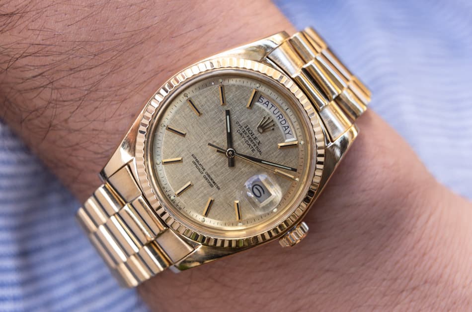 May be an image of wrist watch and text that says '9. יטיויויד I SATURDAY I UPERLATIVE ၈ D0 mCa 0 U'