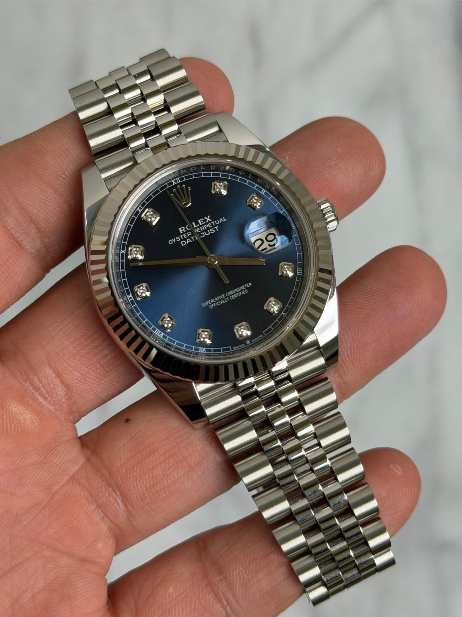 May be an image of wrist watch and text that says 'XI0 R JUST LEX UAL 처 한민 正 CEK'