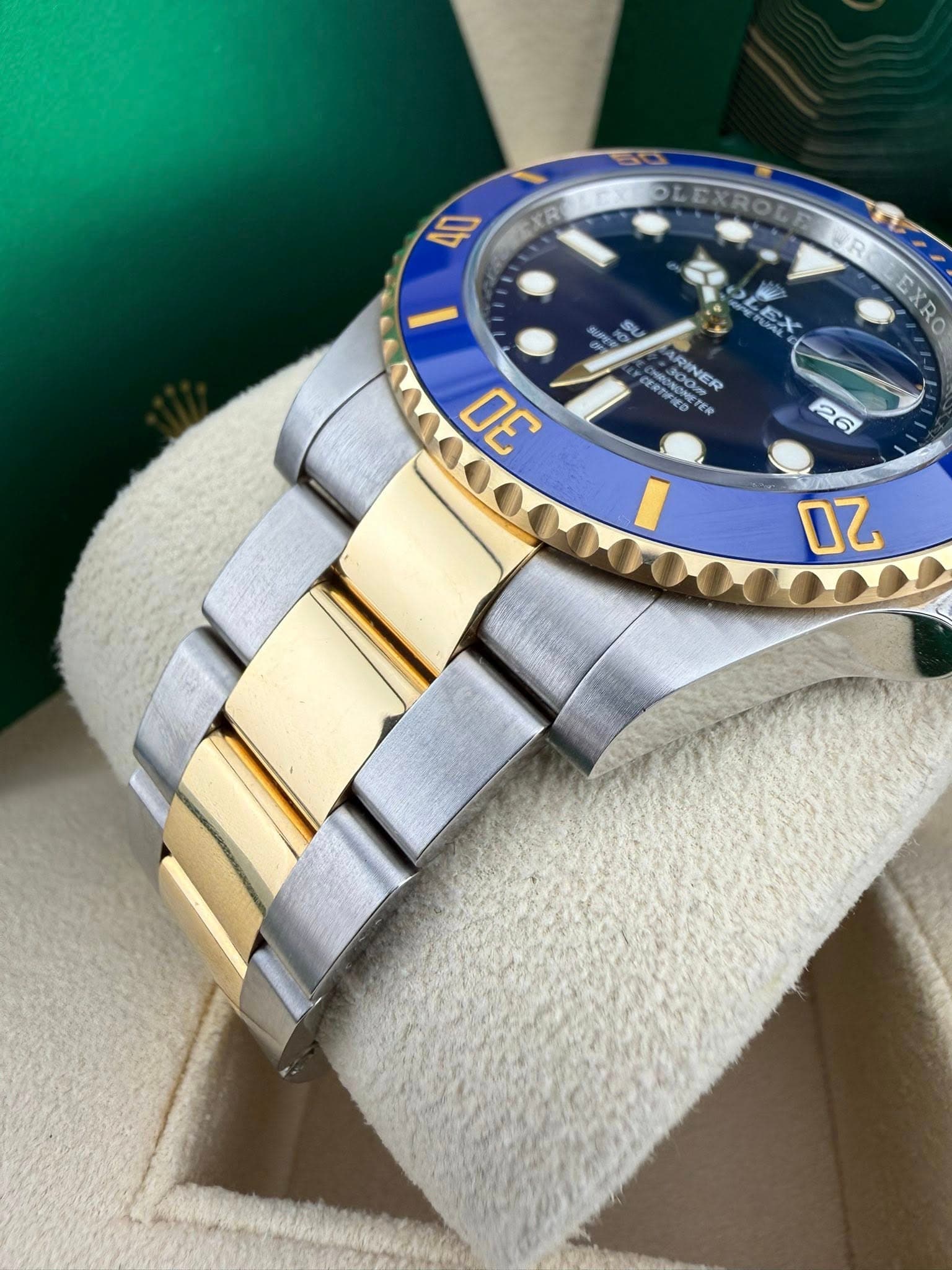 May be an image of wrist watch and text that says 'EER 40 OLEXROLE R EXRO XRO C OLEX C 100 RINER NOMCTE 30 26 02'