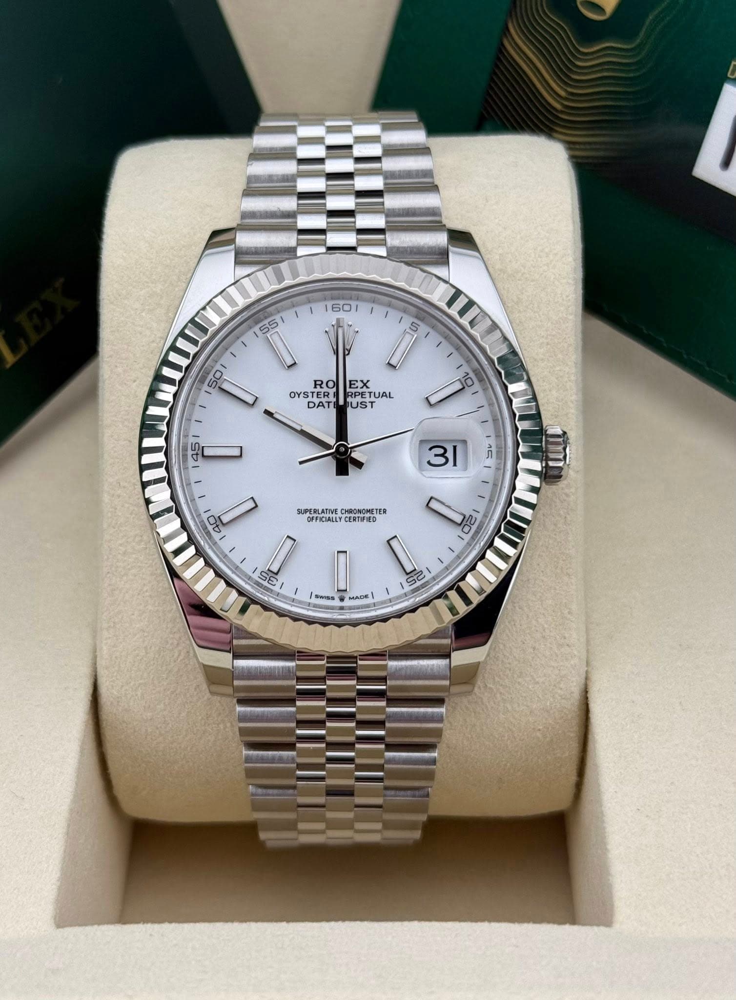 May be an image of wrist watch and text that says ' SOHUAL RO EX OYSTER RPET RPETUAL TUAL DAT UST 0 SP 31 d 六5 40 EPERLATIV CHRONOMETE FFICIALAT CERTIFIED 20 35 10 Mape 22 ๑๐ ቢ'