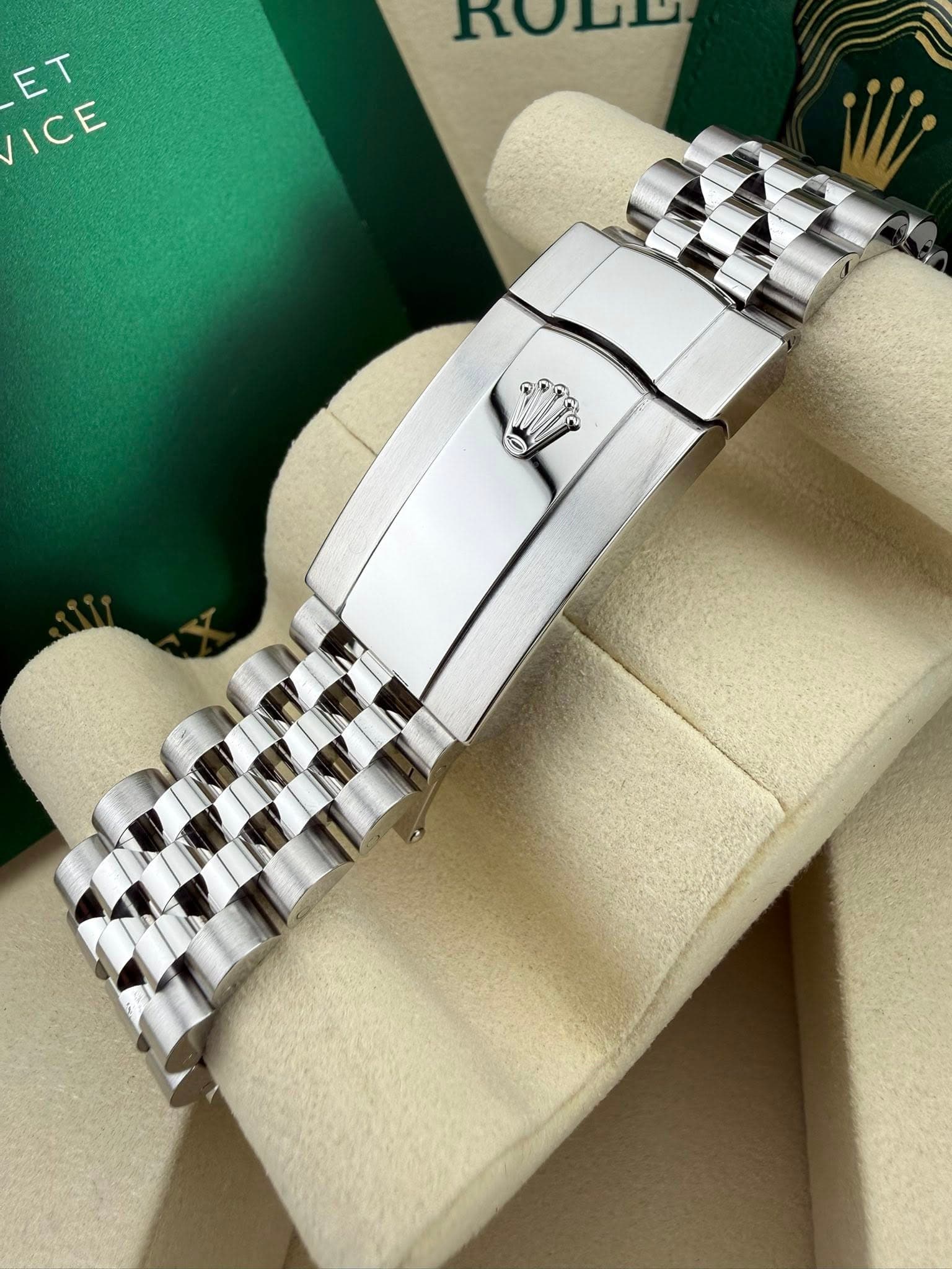 May be an image of wrist watch and text that says 'ET VICE ROUD'