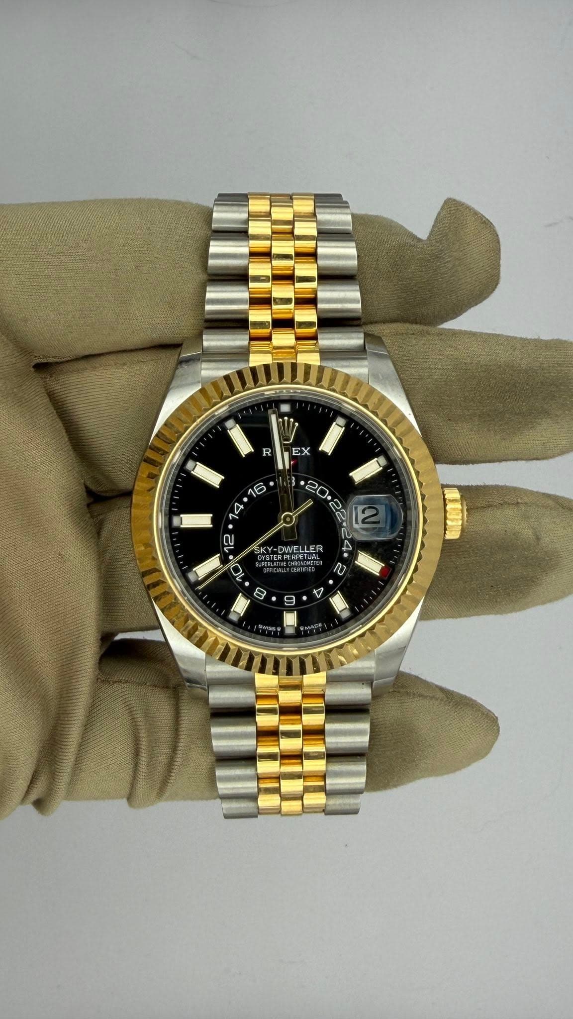 May be an image of wrist watch and text that says 'R EX DWELLER S E'