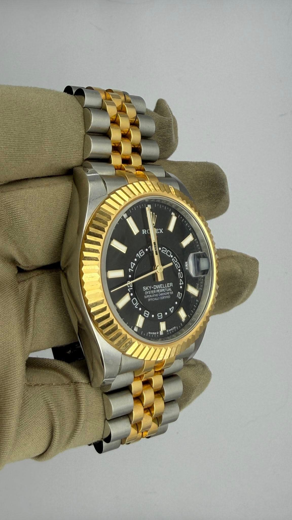 May be an image of wrist watch and text that says 'R EX SKY-DWELLER SKY- DWELLER GL M 0 10 0 d 4'