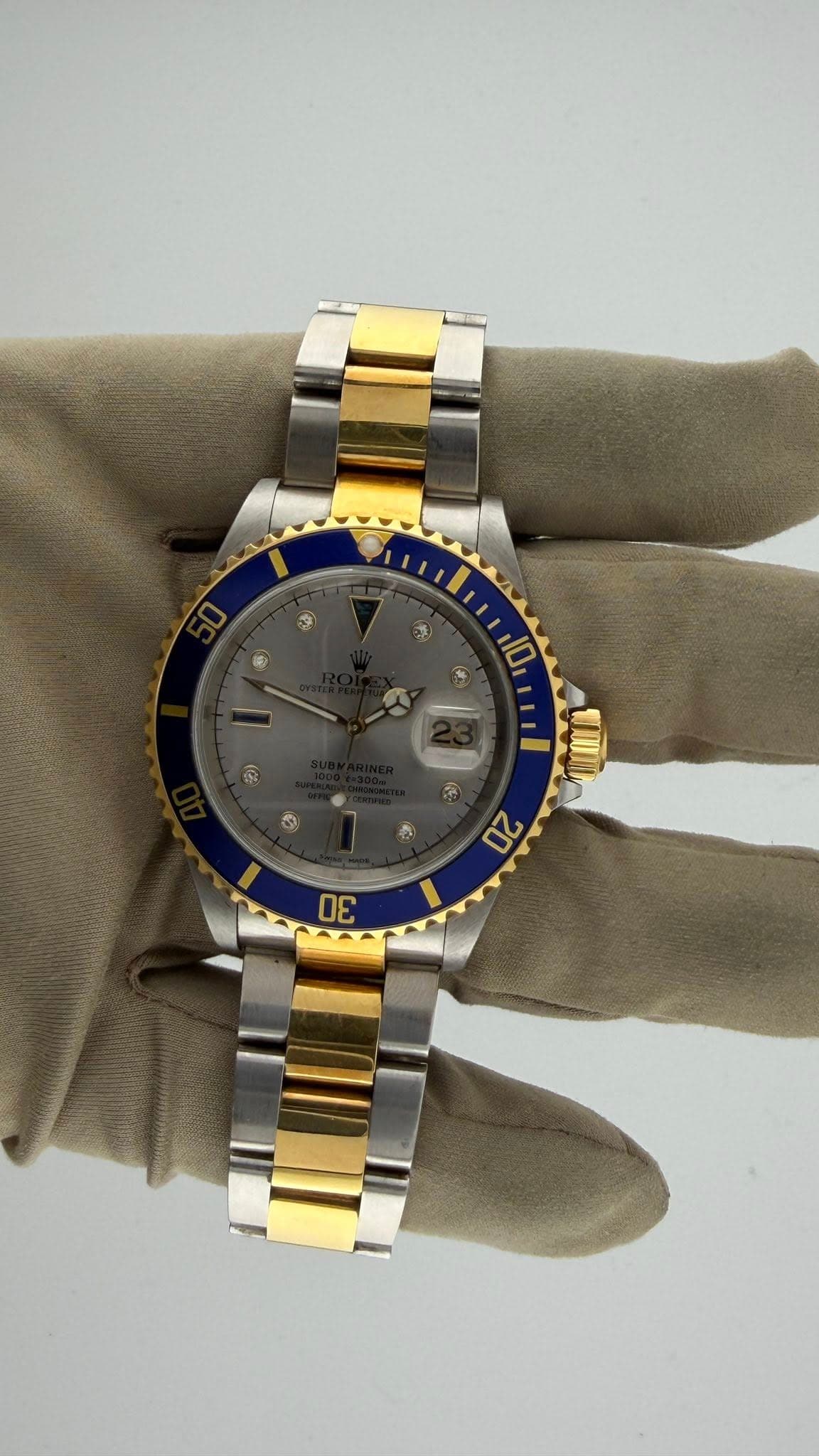 May be an image of wrist watch and text that says '10 2 Oε'