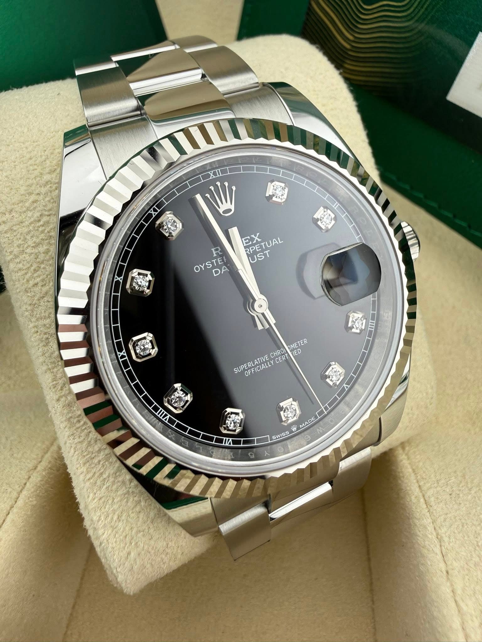 May be an image of wrist watch and text that says 'XI เ EX RPETUAL UST R OYSTE EI DA שירשל ん 。 ልቼ IIC METER SUPERLATIVE OFFICIALLY CHRO CERT D HIFA لل 1 海人 MADE SWISS'
