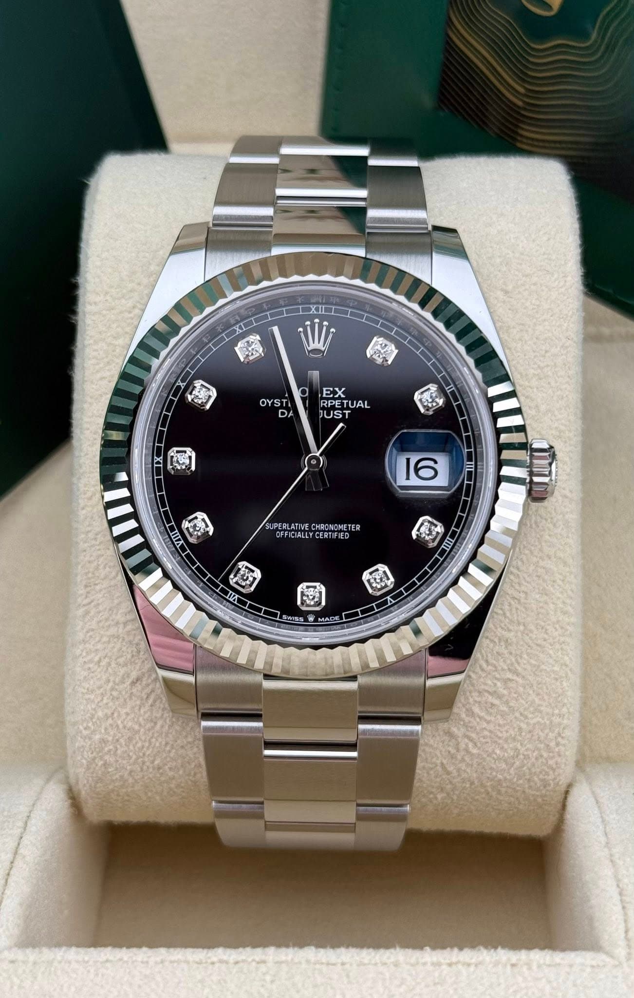 May be an image of wrist watch and text that says 'مللآ 關 X E OYSTI DA M EX RPET PETUAL UAL JUS S XL ቤማ IIL 16 田 B UPERLATIVECHRONOMETER OFFICALLYCERTFED IIIL IKK ER FWSs…