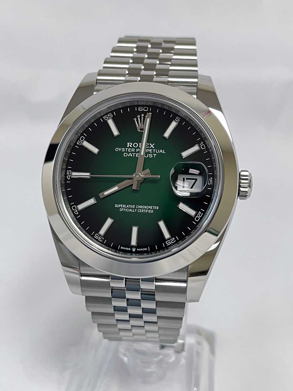 May be an image of wrist watch and text that says ' OYS ROIEX YSTROLEX EX ROI OYSTERP PETUAL DATE UST SUPERLATIVE CHRONGME SUPERLATIVECHRONONETER SUPERLAAOMTE TER OFFICIALLY…