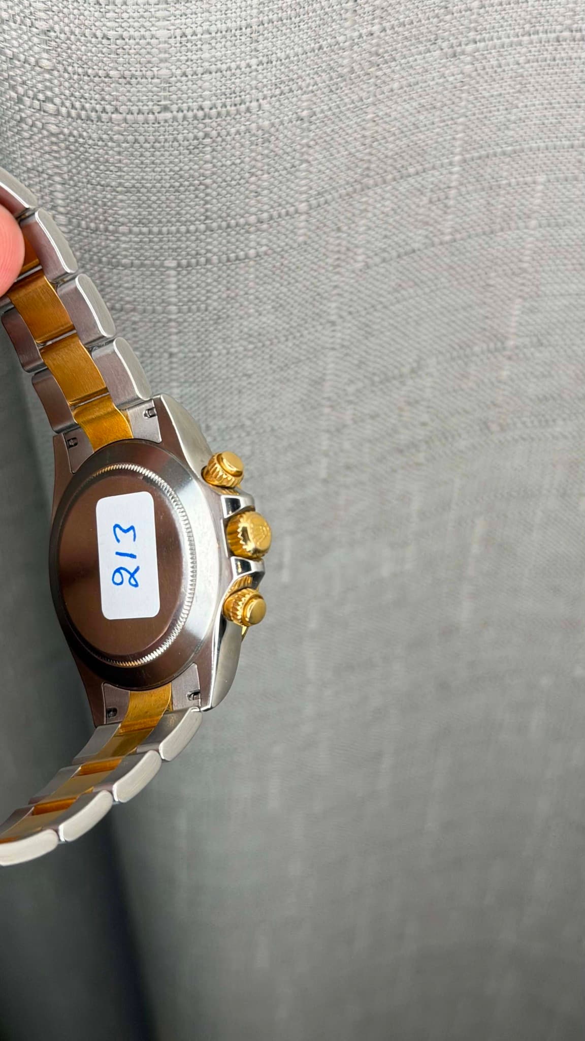 May be an image of digital watch and text that says 'AT に ٤/ 213'