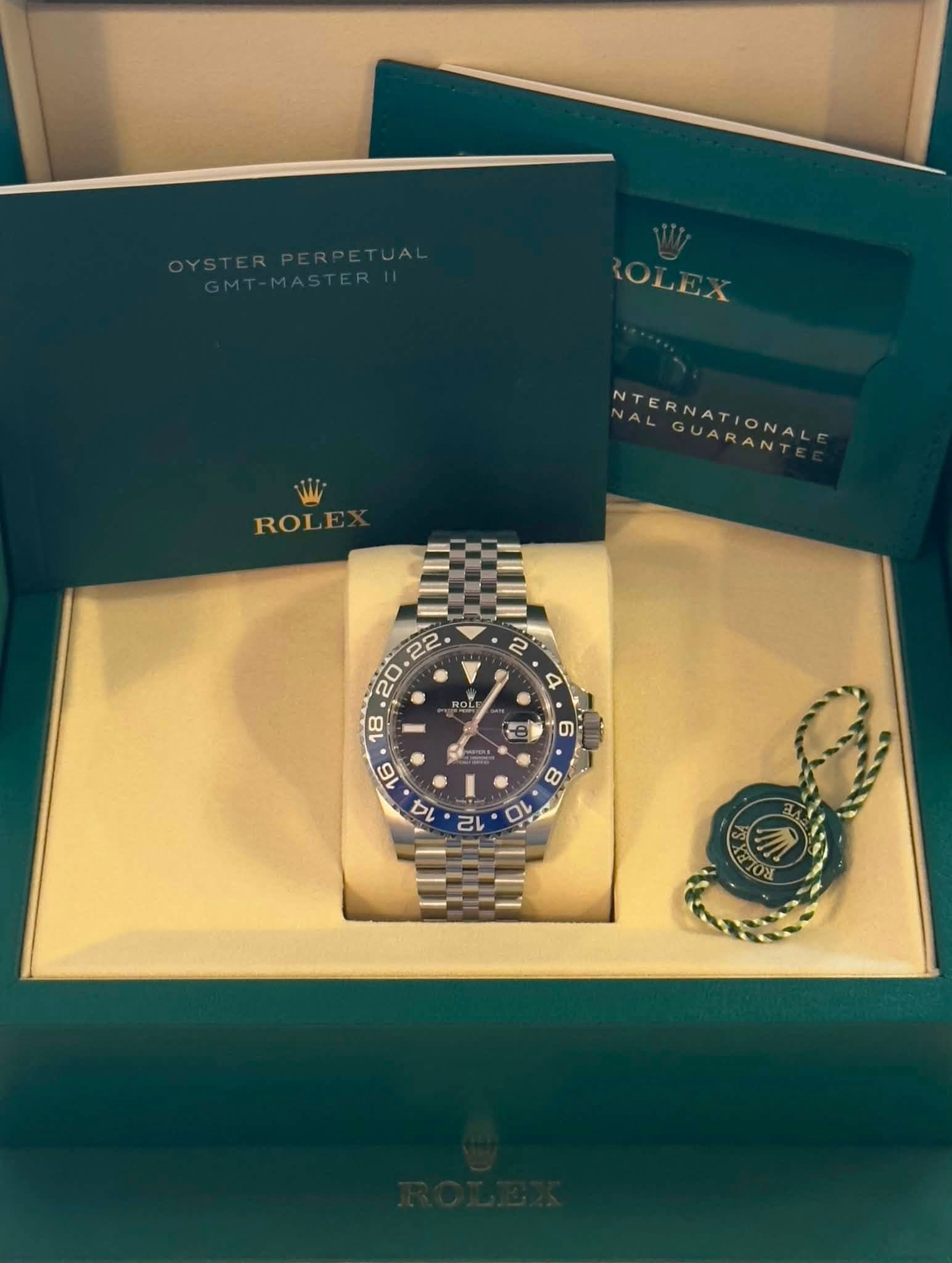 May be an image of wrist watch and text that says 'OLEX J ROL ROLE F NTERNATIONAL NTERNATIONAL GUARANT ROLI D'