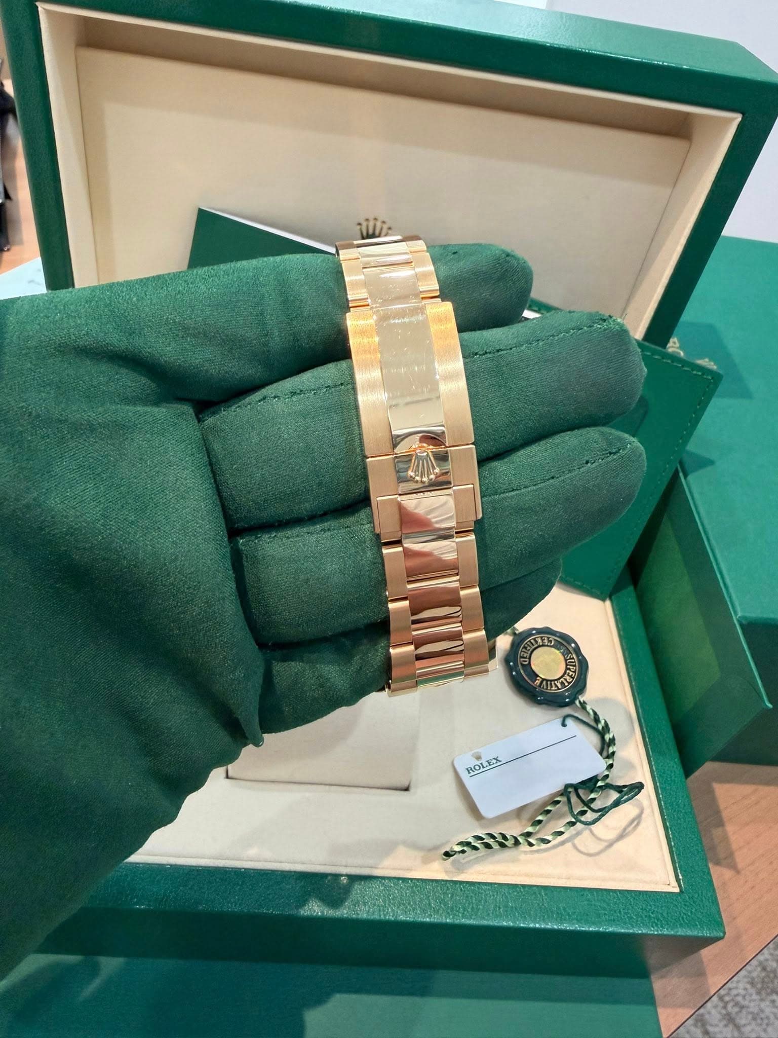 May be an image of wrist watch and text that says '4 KTE ROLEX ROLE'
