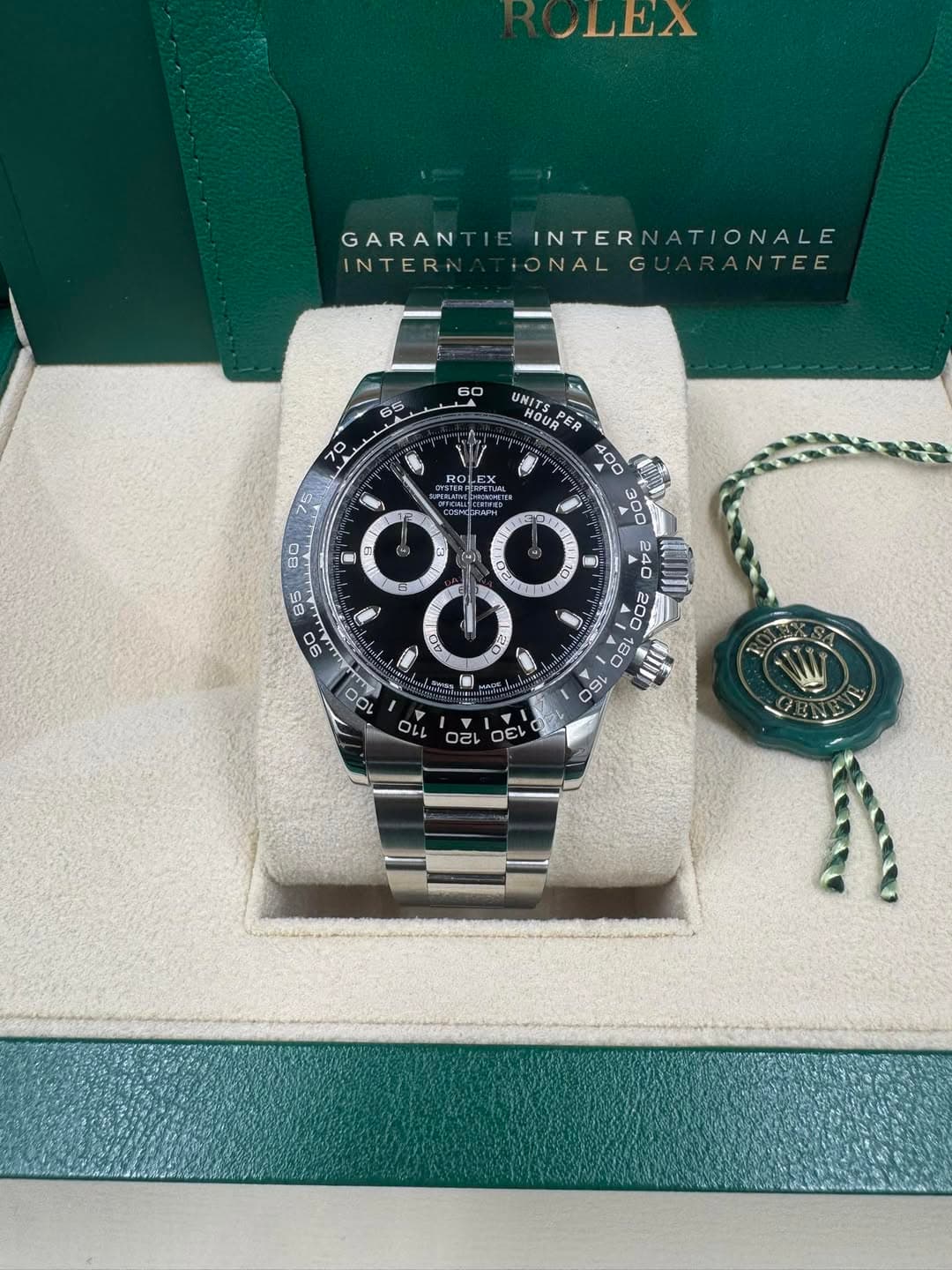 May be an image of wrist watch and text that says 'λ GARAN INTERI IE INTER INTERNATIONALE TIONALE IONAL IONALGUARANTEE G RANTEE 60 70 75 ROLEX リ UNITS UNITOUPER นอบล O0 ၁. O 20 O 0…