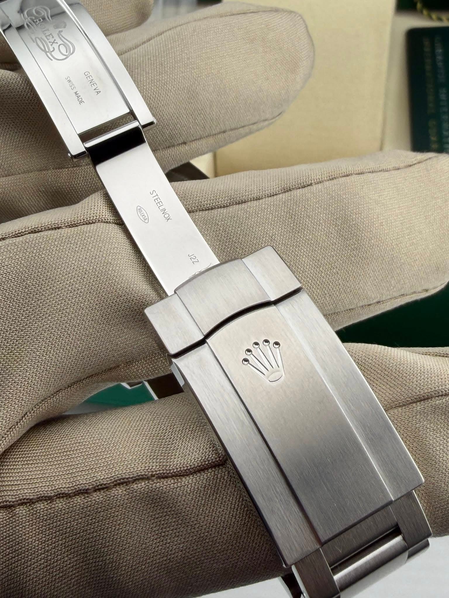 May be an image of wrist watch and text that says 'co A a س SRA SWISS GENEVA MADE XCO STEELINOX FELINOX NOX J2Z'