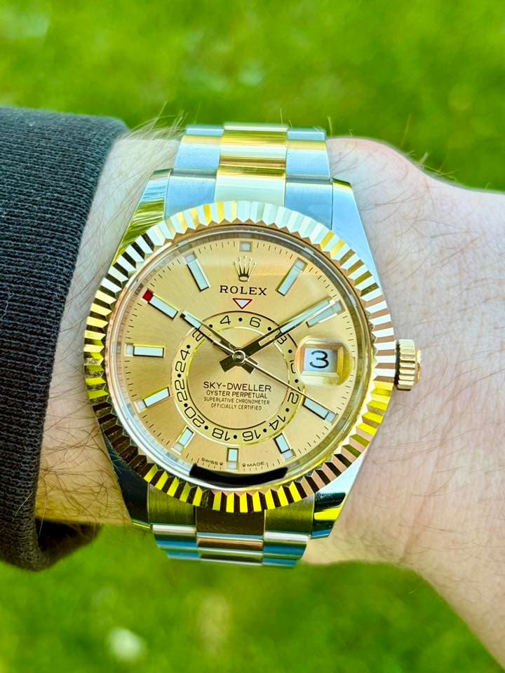 May be an image of wrist watch and text that says 'ציויוין I' ROLEX 1P 3 SKY-DWELLER COYSTER SKY- Y-DWELLER TSTER PEOPETUAL ERPETUAL CHOABOmeTe LPERLAIIE DEECIALLY OFFICIALLY E…