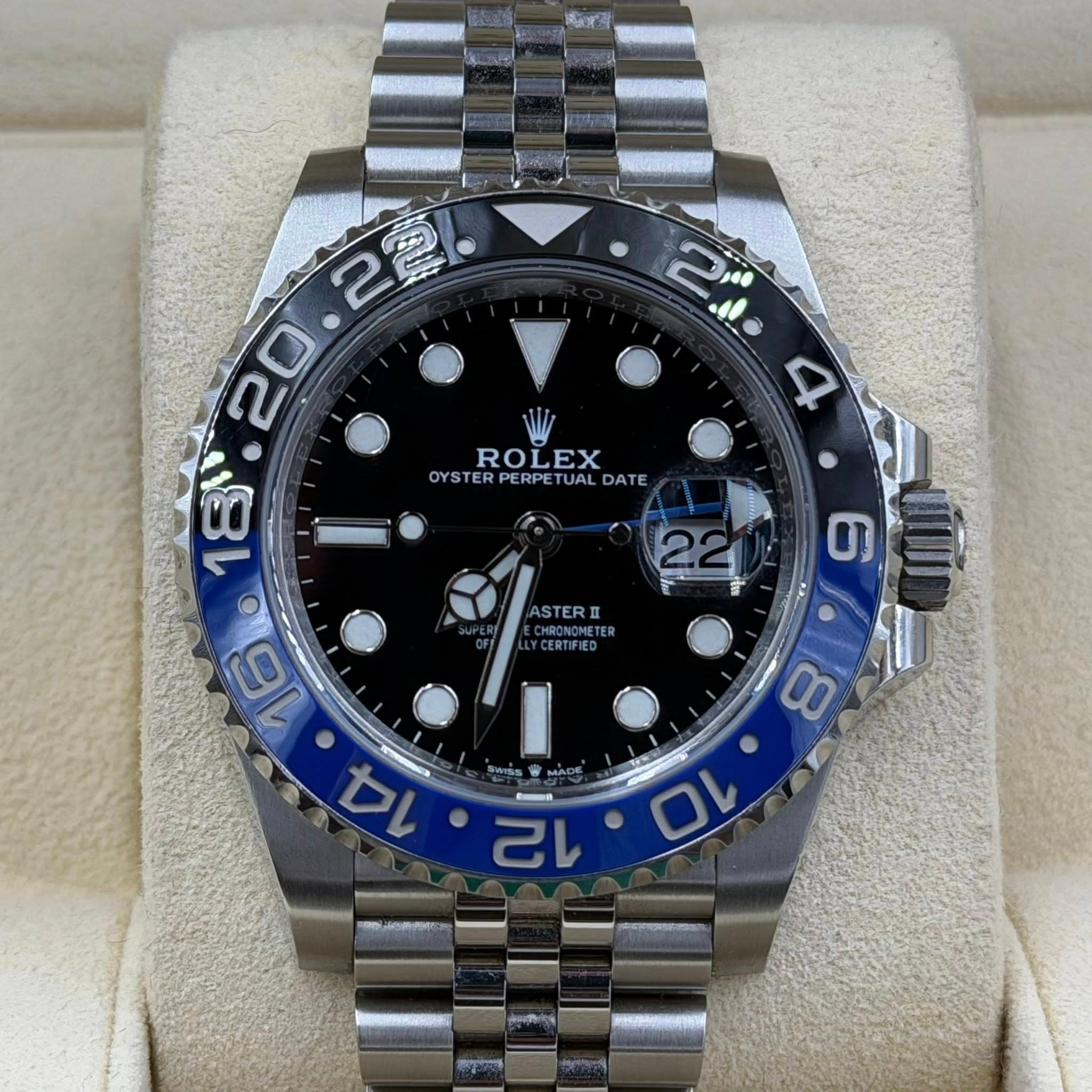 May be an image of wrist watch and text that says 'উম্গয়ে 2.0 2 lo 4 ROLEX OYSTERPERPETUALDATE RPE UAL DATE OYST OYSTERPERF C 2 20 18" 16. 心 14 STER CERTIFIE HRONCME HRONCHETER 8 P…