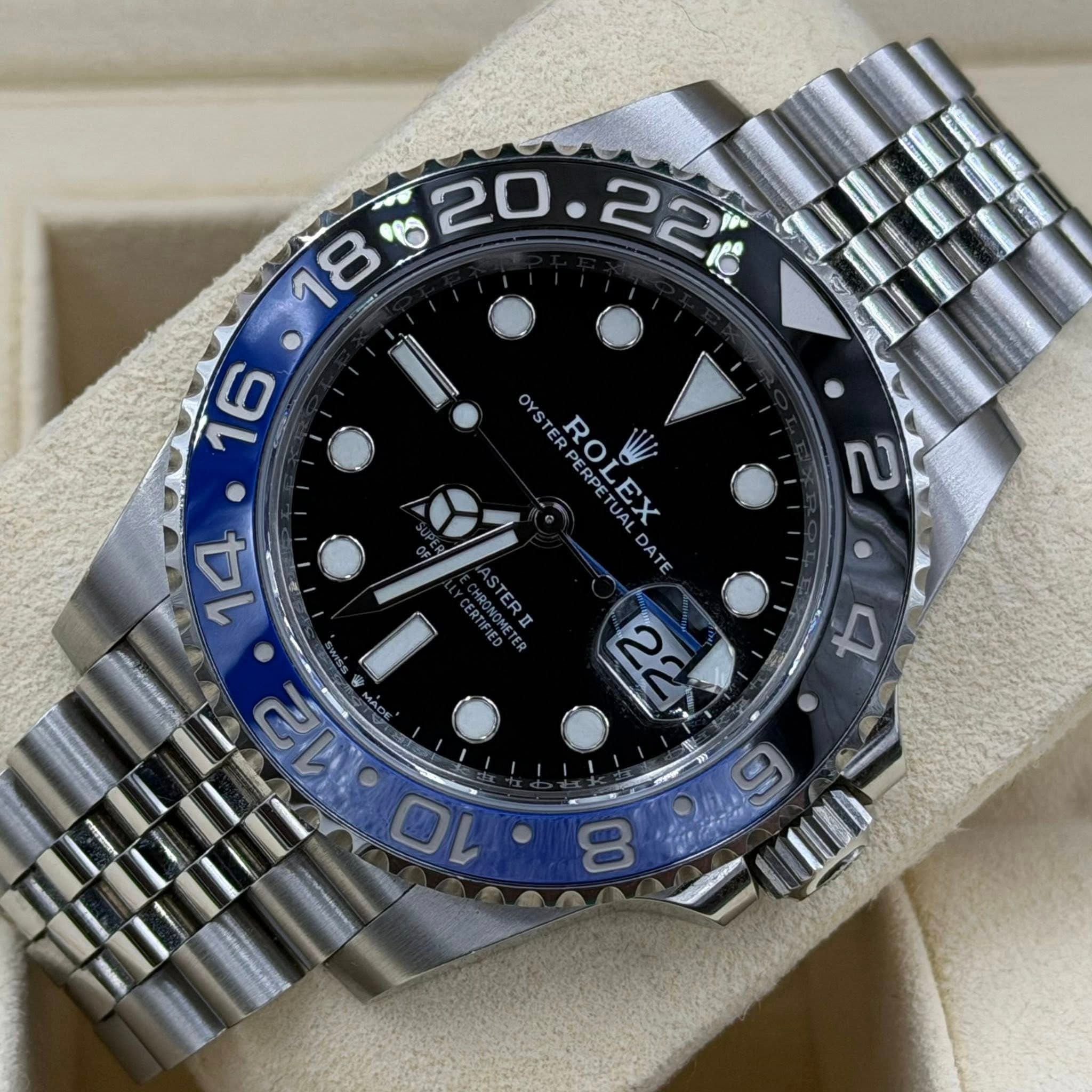 May be an image of wrist watch and text that says '18$20- OYST YSTERPERPETUAL ST ROLEX ERPE LEX や PER UAL DATE STER: 22 လ 4 14 さい MADE 10 8'