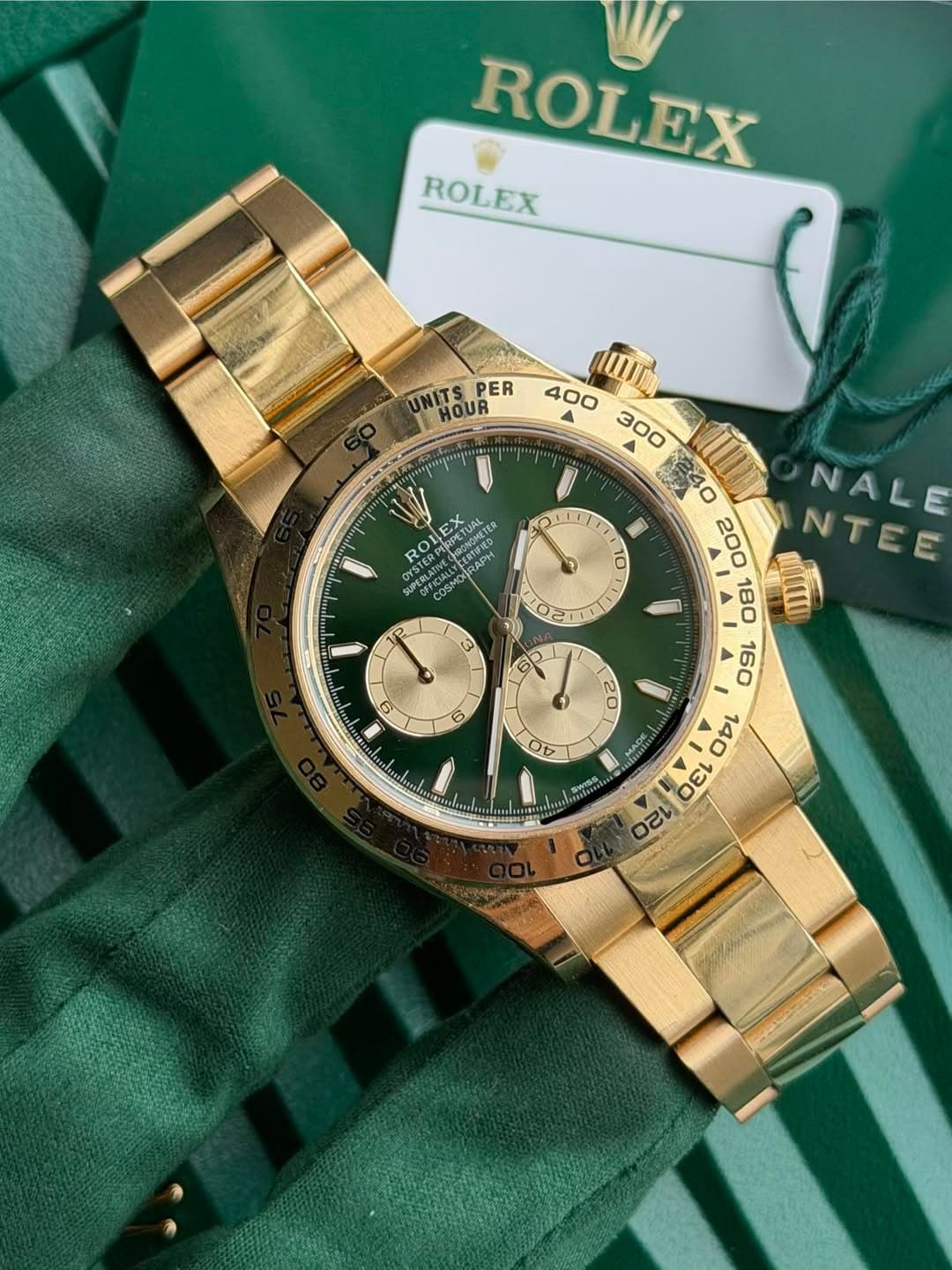 May be an image of wrist watch and text that says 'ROLEX ROLEX UNITSPER PER HOUR 400 ٨ 300 1 peи ONGMETER RO OLEX ERUAL CRFICIALLY COSMOU STERM RAPH NALE 200 NTEE 180 MIUL 6 OUN…
