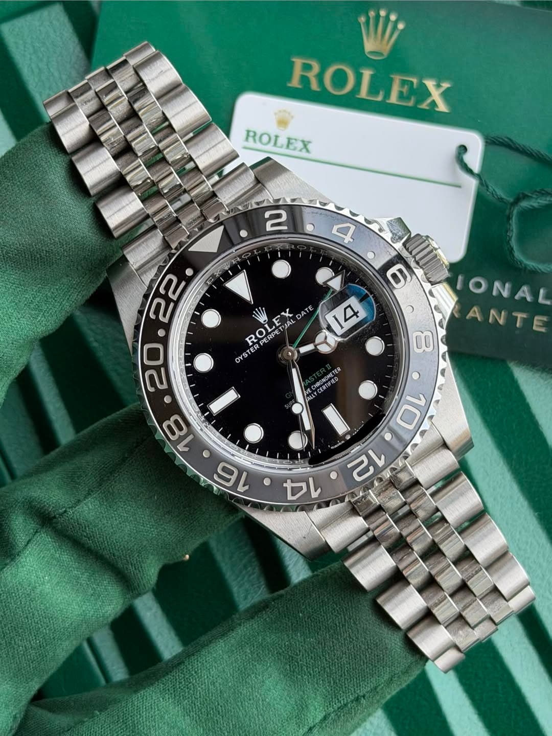 May be an image of wrist watch and text that says 'ROLEX ROLEX 2 W 4 DATE ROLE EEOPE ERPE JAL OYS • 4 ۰ 6 o 8 ٥ 10 လ IONAL ANTE CHRONONLTEN CERTFIED ALLY ALEY '