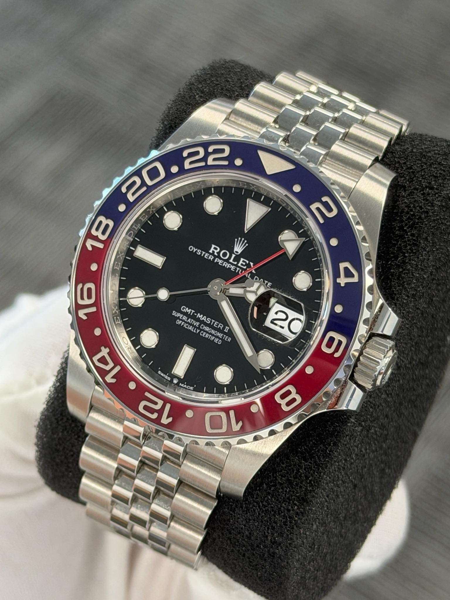 May be an image of wrist watch and text that says ' 長 2 e OYSTER TEP ER OYST PERPET ROLEX Ey UA DATE 16 4 SUPER OFFICIALLY SMPERLATIVE ICIALLY CEDTETE SUPERLAT GMT -MASTER…