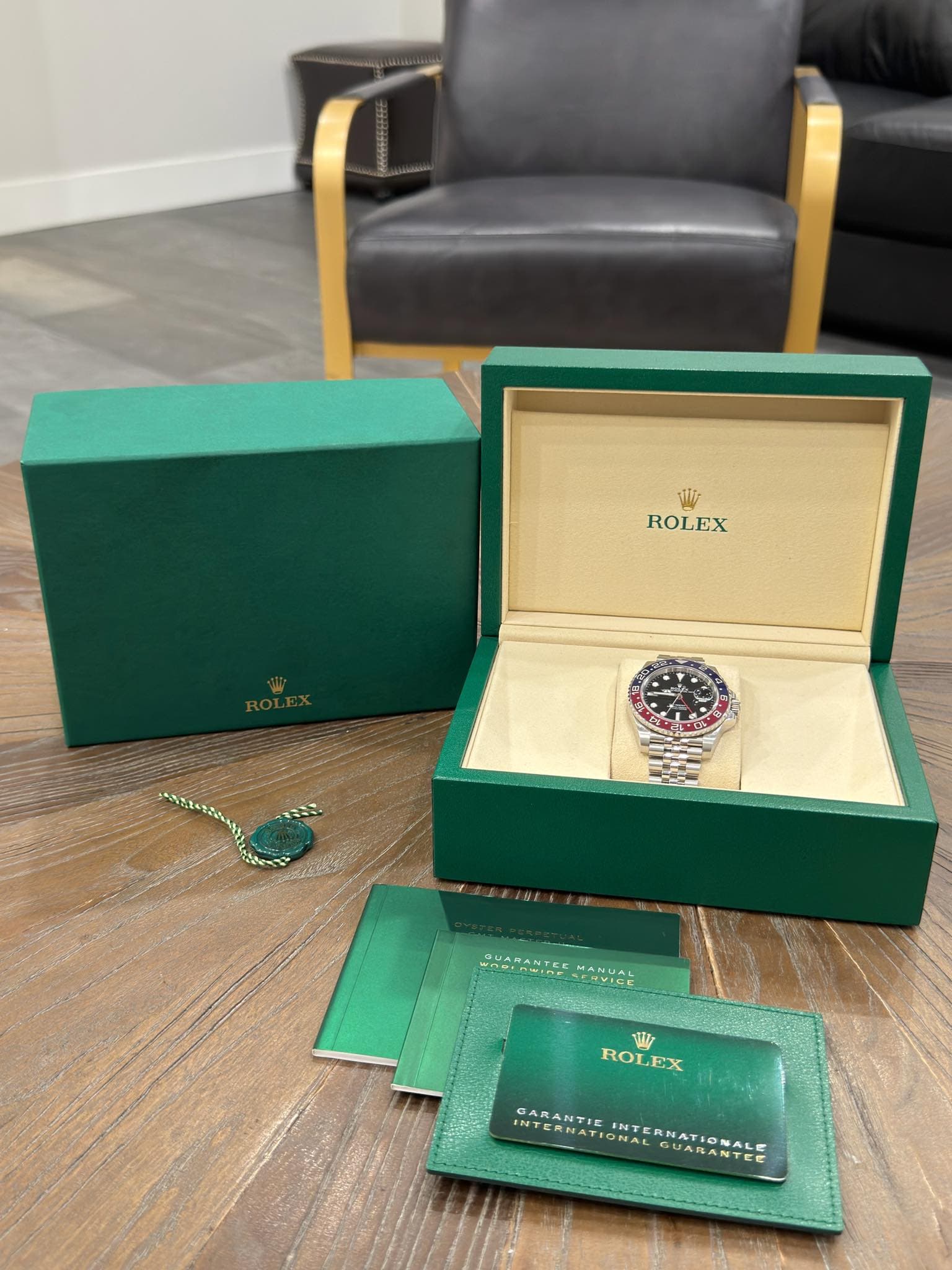 May be an image of golf, napkin ring and text that says 'ROLEX FE ቀ ROLEX GARANTIE ENT TERNATIONAL IONAL INTERNATIONAI GARATIEINTERNATIONALE A GUARANTEE'