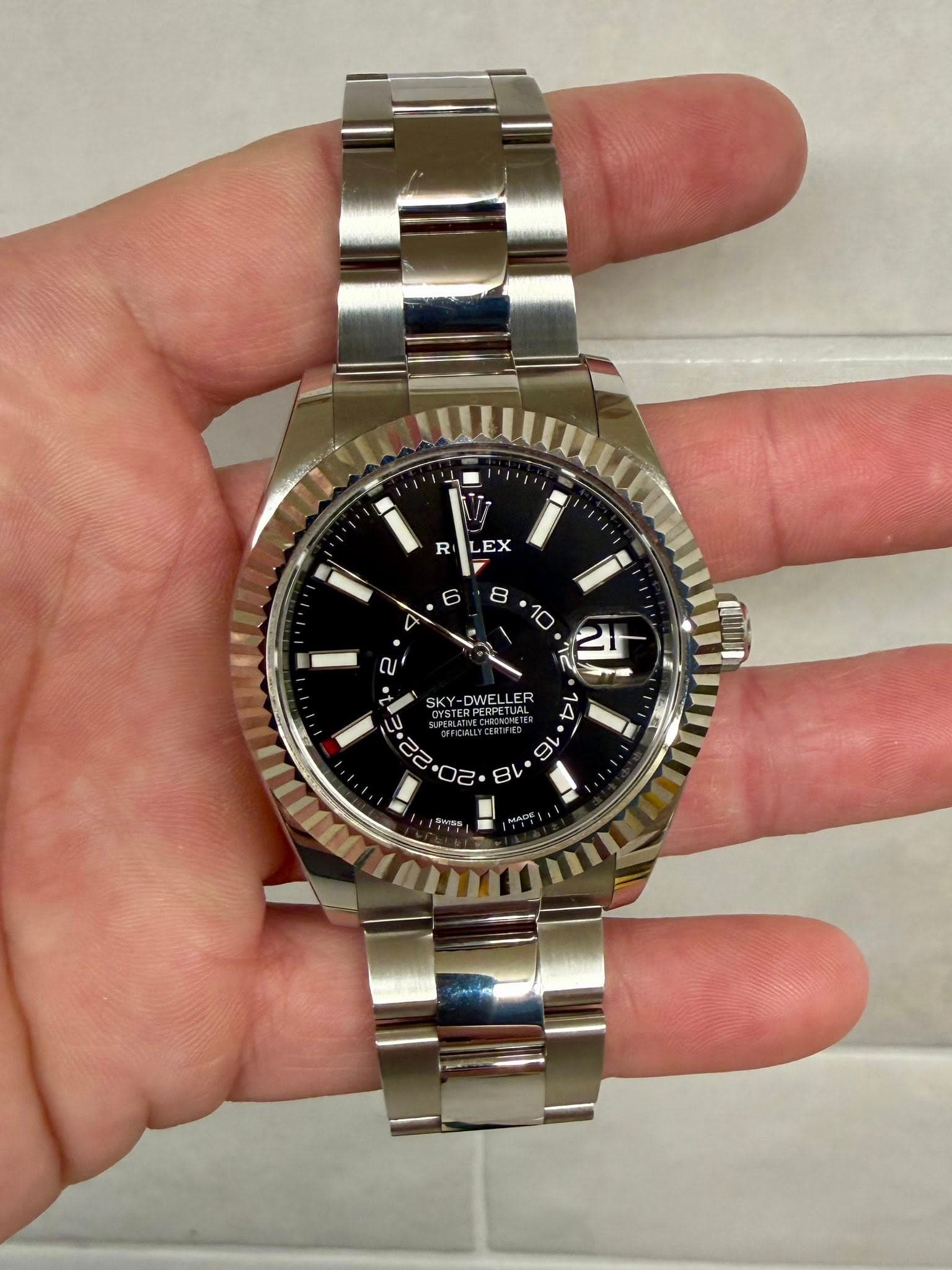 May be an image of wrist watch and text that says '一ま R EX E 6 በ 8 10 IC ル SKY-DWELLER SKY-DWELLER DWELLER SKY- -DWEL SAERPERPETUAL TUAL EM ER 14 LU 一 CC 22° ه σO ህ o 10 76…