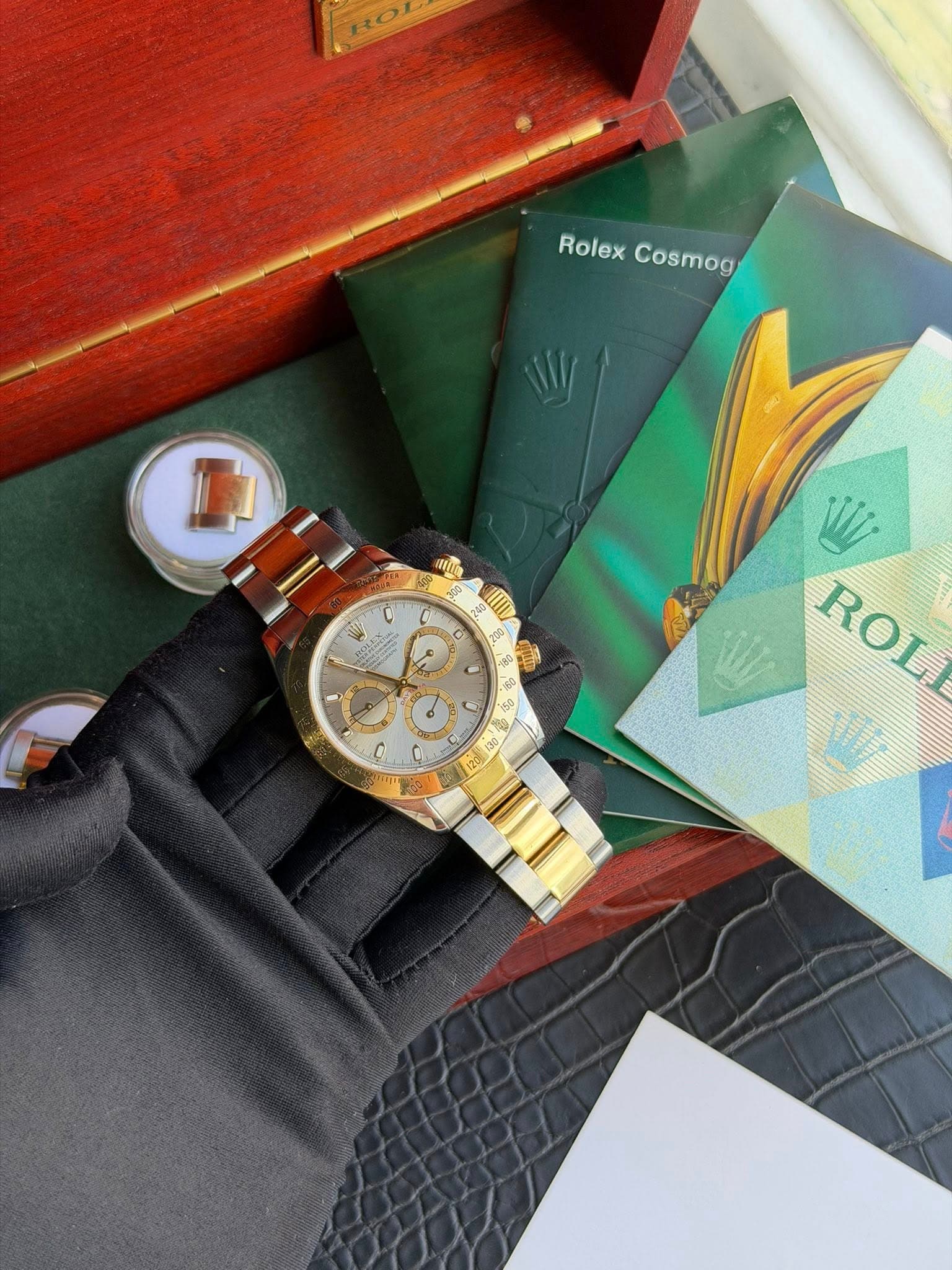 May be an image of wrist watch and text that says 'Rolex Rolex RolexCosmog Cosmog ጣሌ WI ROL'