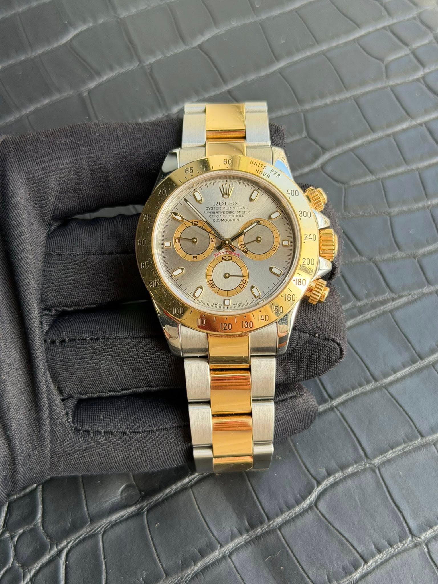 May be an image of wrist watch and text that says '60 65 UNITS Hoυ HowaHH PER ROL LX 0 OAN บศษ O 20 0 40 D 0 200 고한길 '